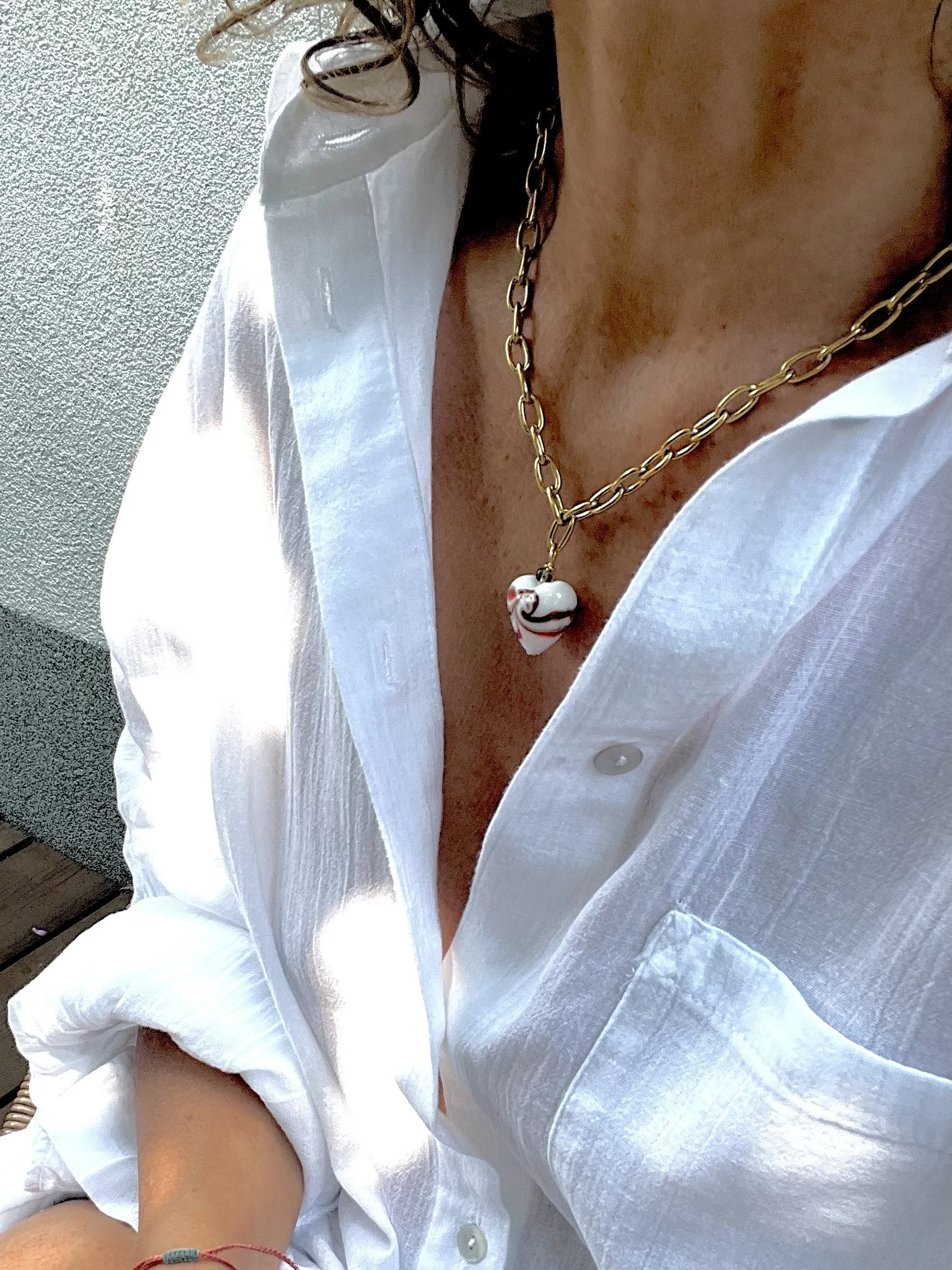 Detailaufnahme der Gladys Big White Heart mit großem Murano-Herz und Edelstahlkette.