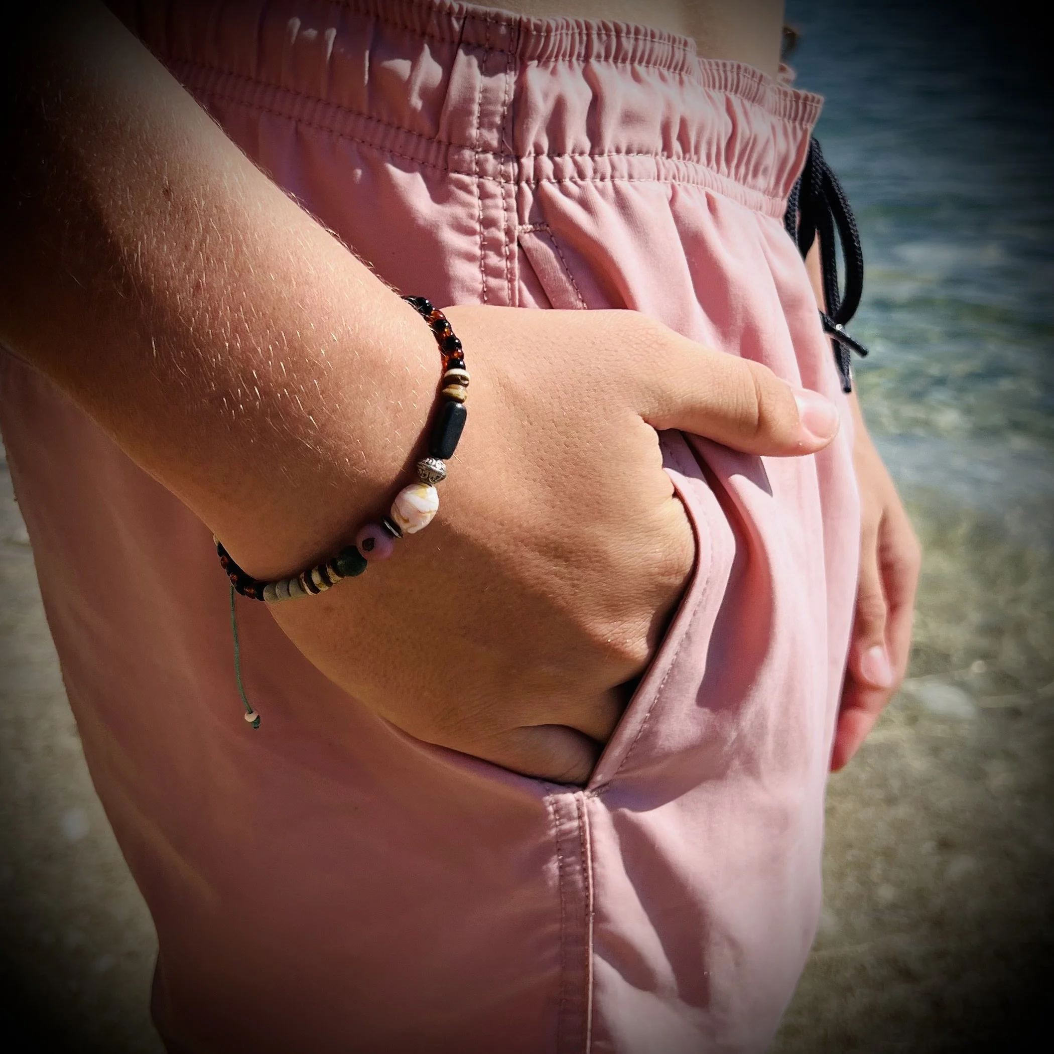 Carlo Rosa-grün-braun Vintage-Armband getragen zu rosa Shorts
