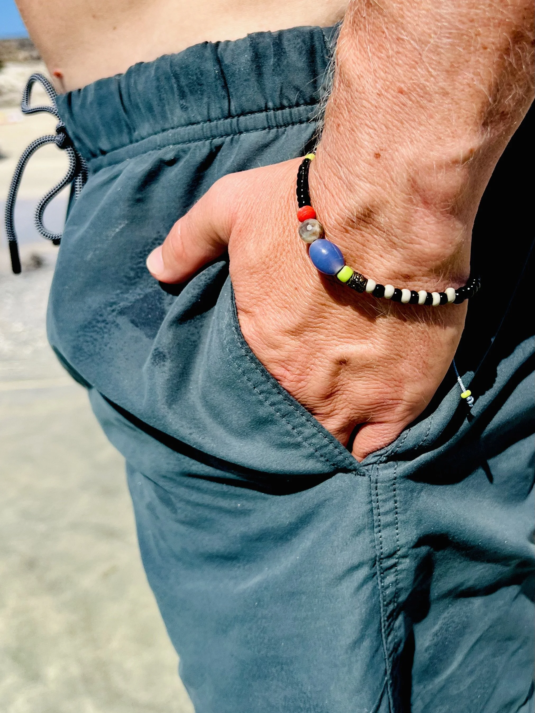 Carlo Blau-Lila größenverstellbares Männerarmband aus Vintage-Perlen, getragen am Handgelenk