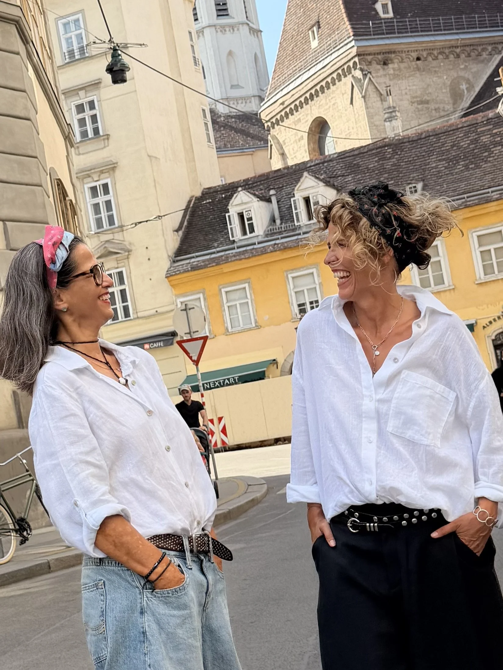 Hilde – schwarz-grünes Dirndl-Haarband mit Rosen im Wiener Streetstyle