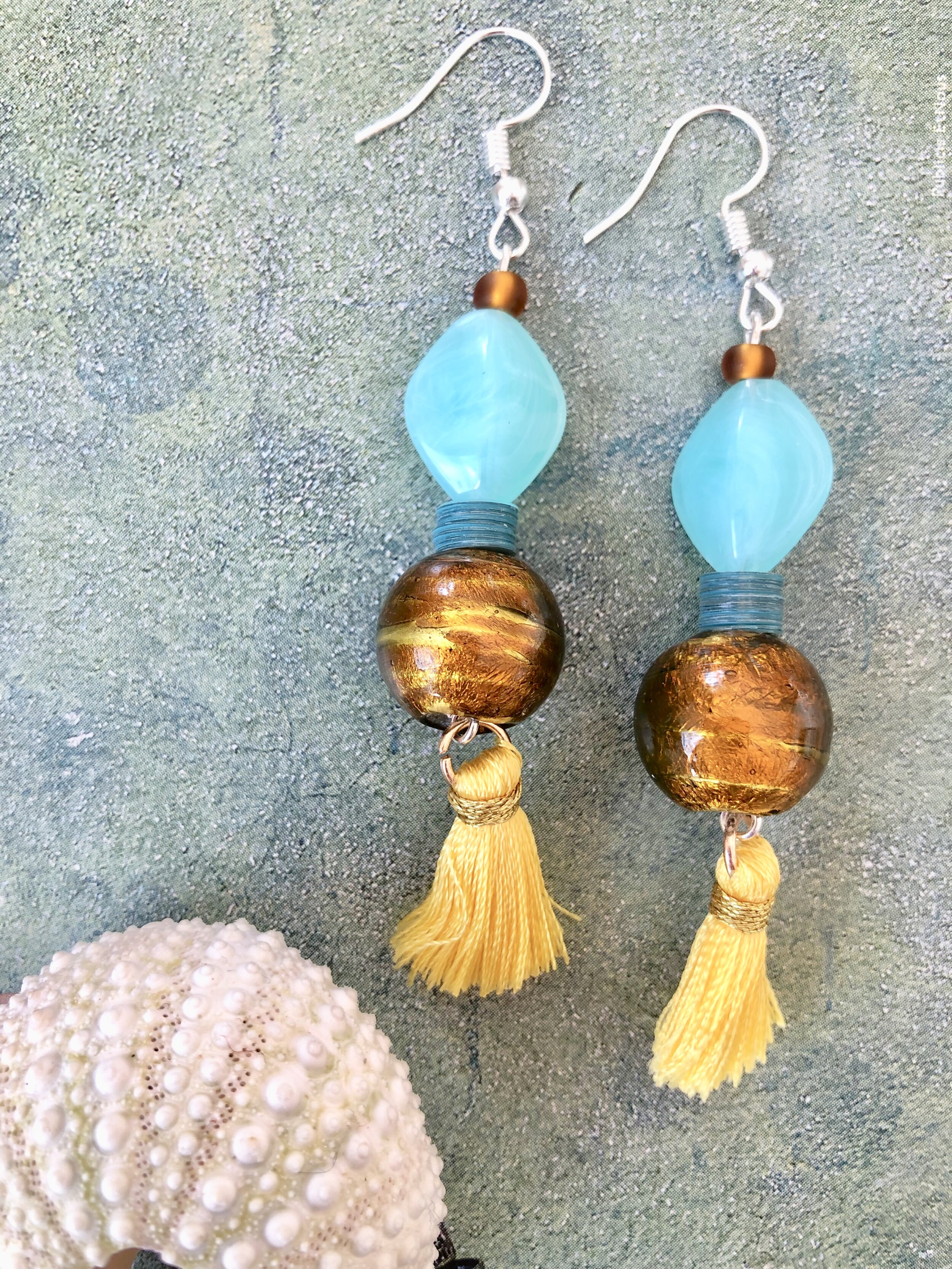 Handgemachte Frohlotte Ohrringe aus upgecyceltem Schmuck, einzigartiges Design, nachhaltig produziert.