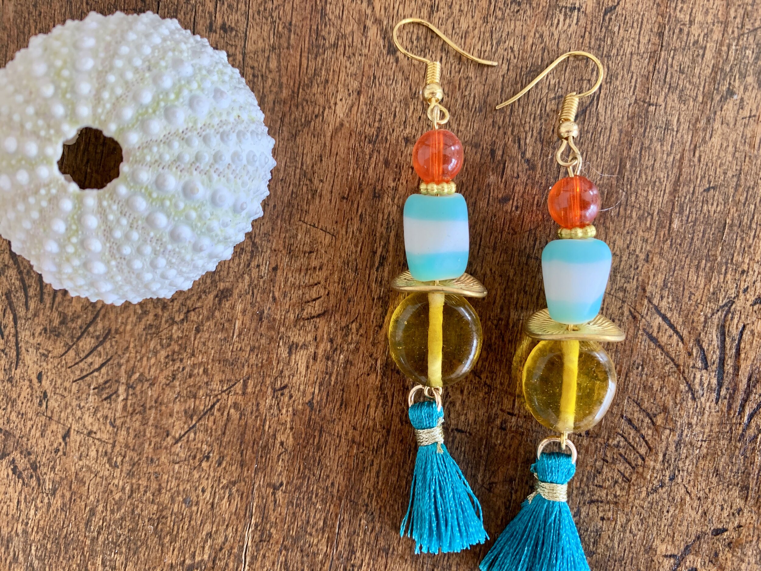 Handgemachte Frohlotte Ohrringe aus upgecyceltem Schmuck, einzigartiges Design, nachhaltig produziert.