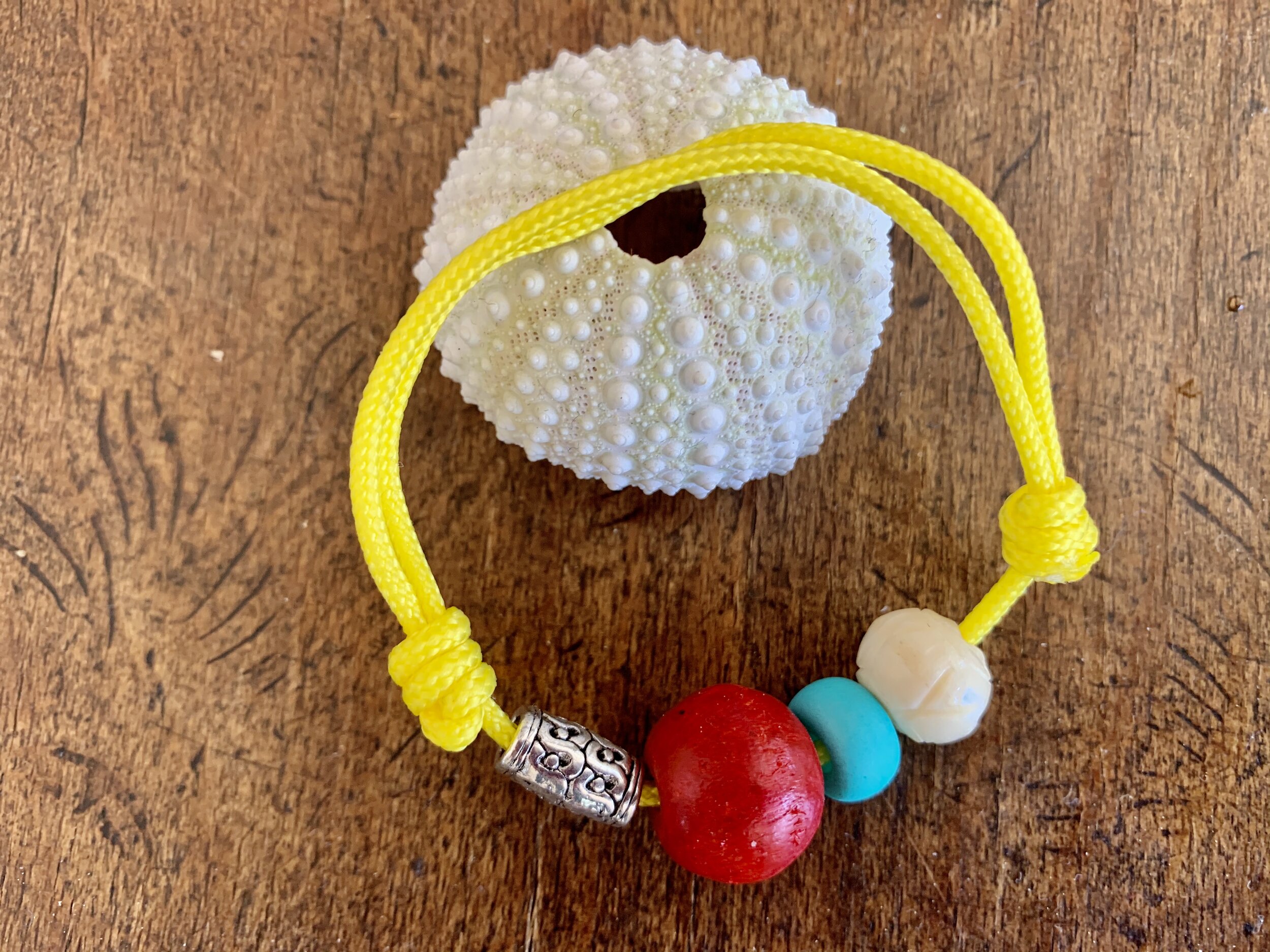 Upcycling-Armband aus Vintage-Materialien, nachhaltiges Design, geeignet für Männer und Frauen