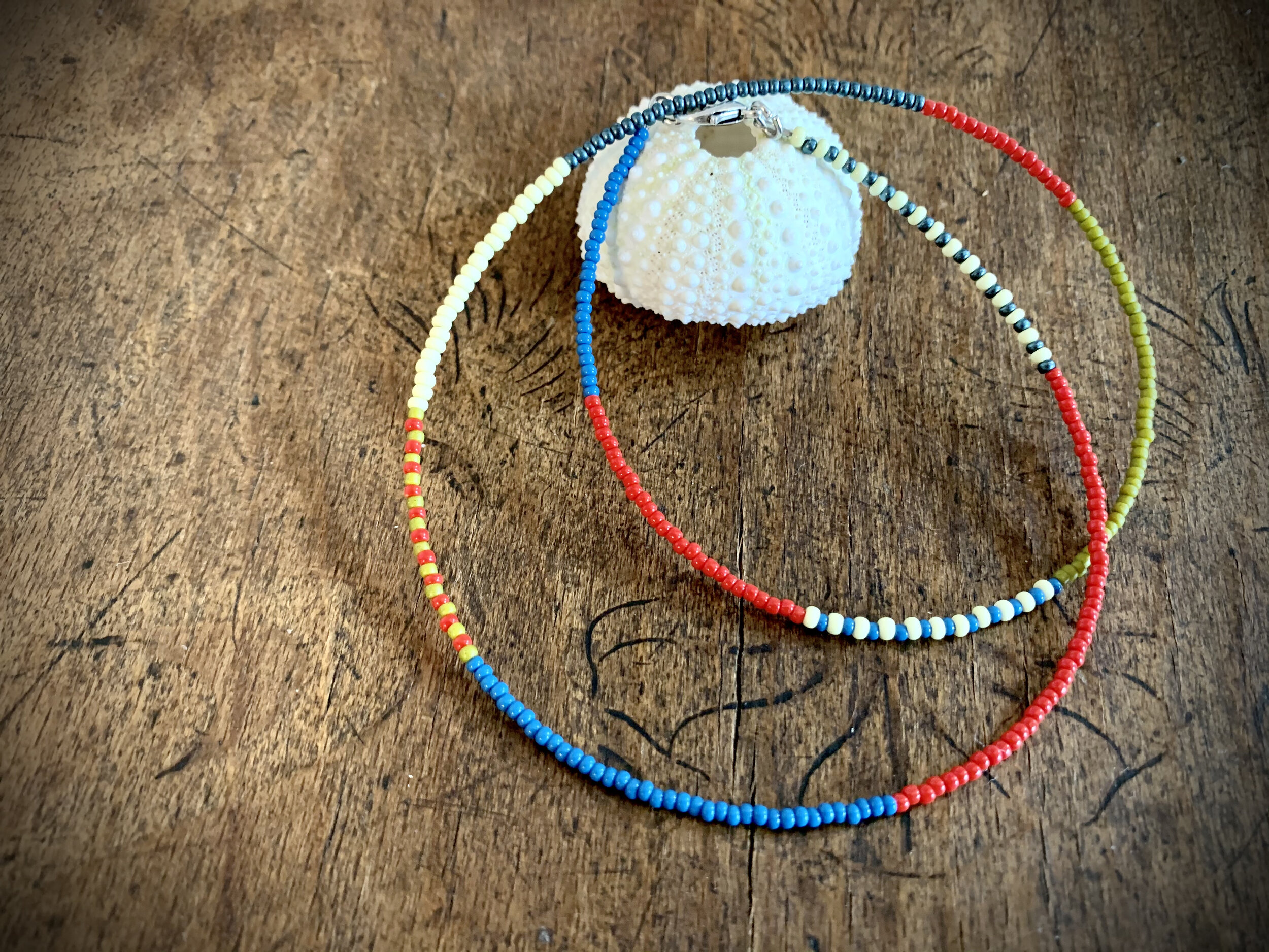 Handgemachte Kette aus upgecyceltem Schmuck, individuell designt, nachhaltiges Modeaccessoire für Männer