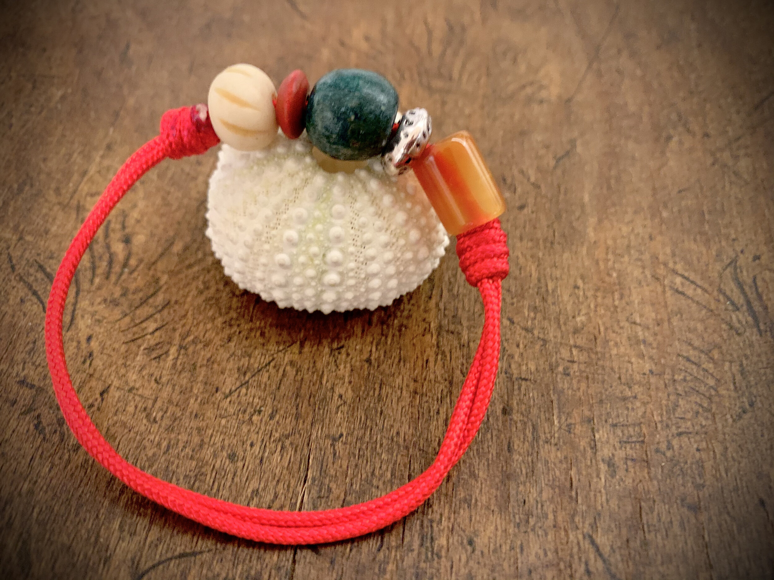 Upcycling-Armband aus Vintage-Materialien, nachhaltiges Design, geeignet für Männer und Frauen