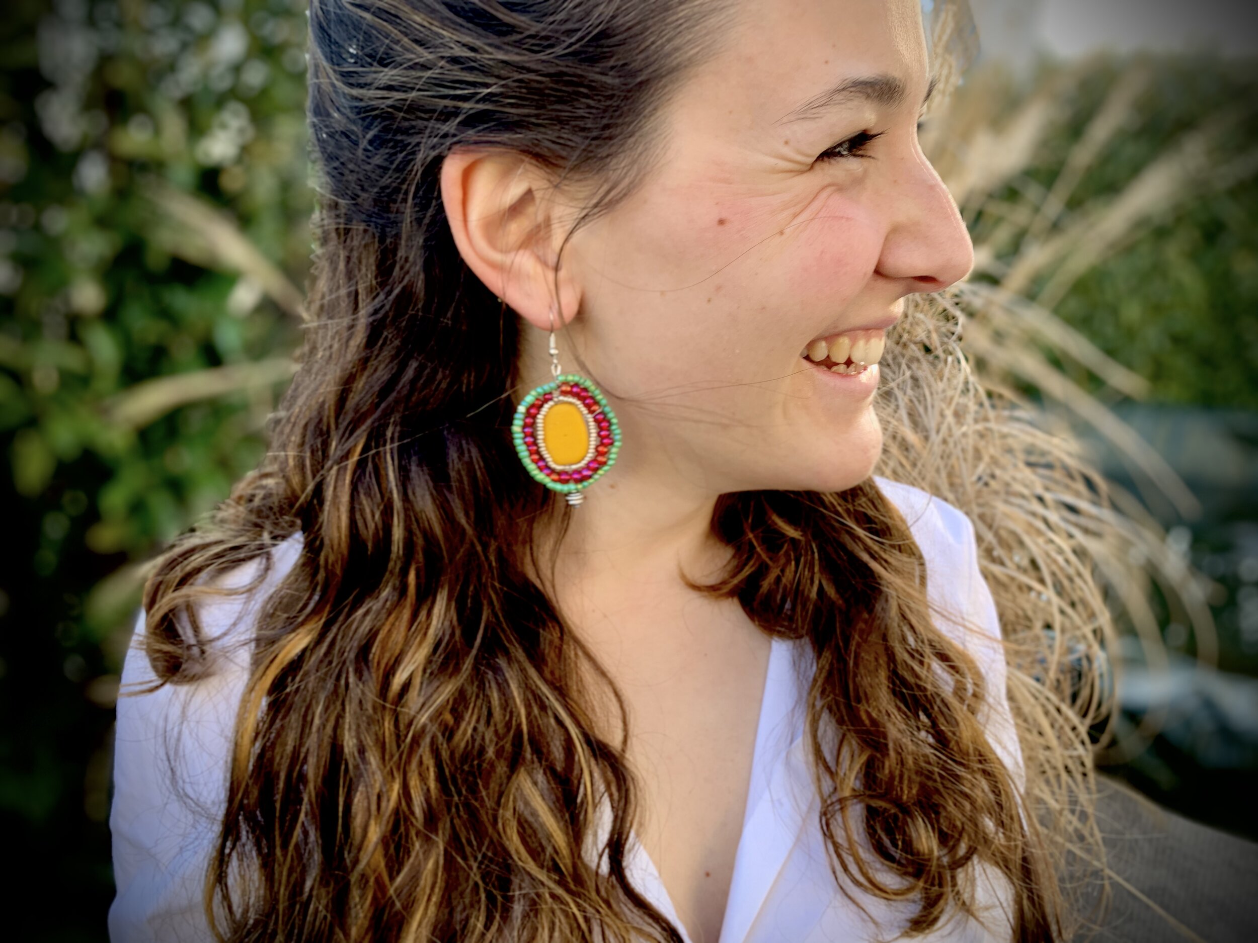Handgemachte Frohlotte Ohrringe aus upgecyceltem Schmuck, einzigartiges Design, nachhaltig produziert.