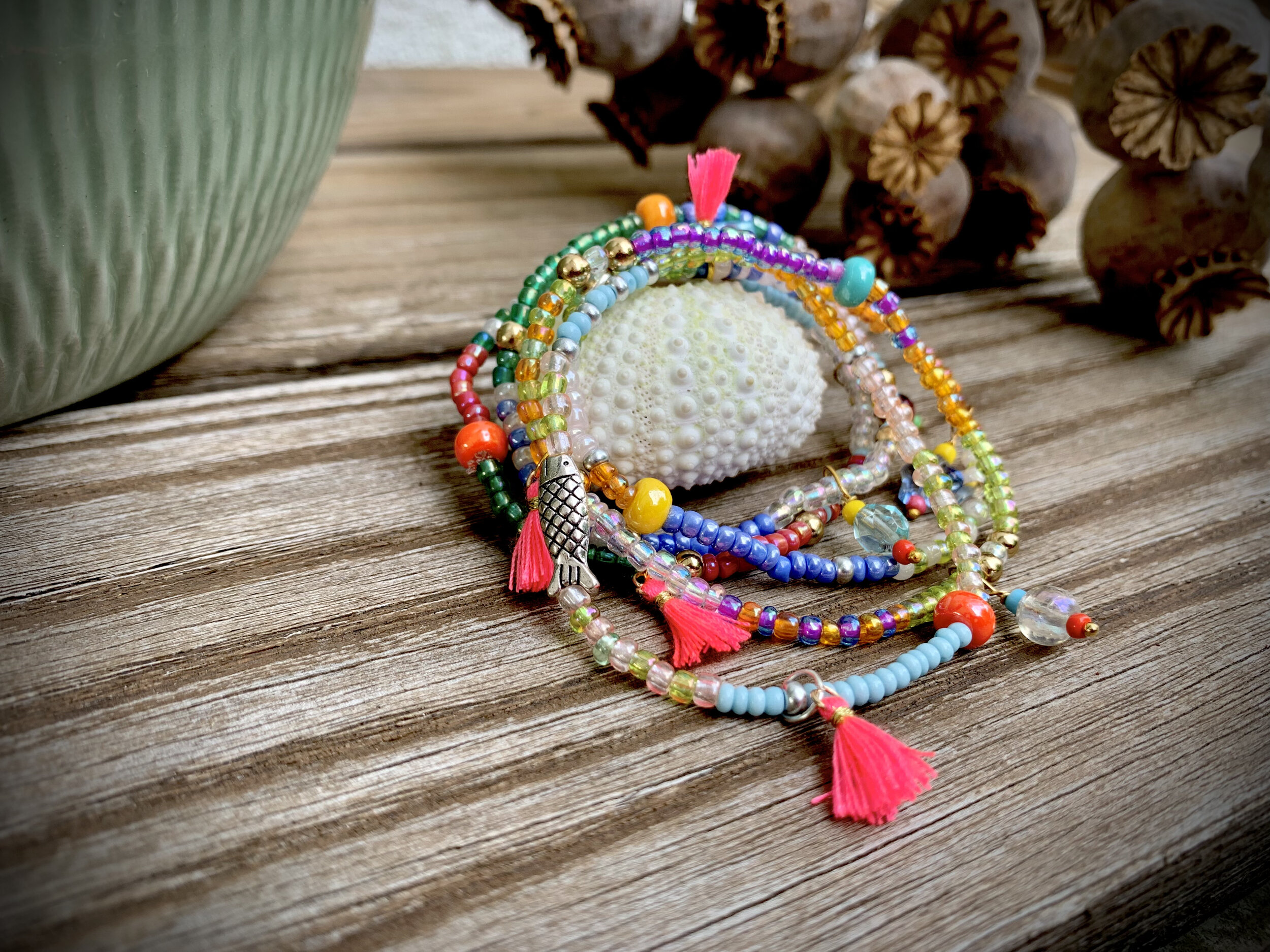 Handgemachtes, upgecycletes Armband aus Vintage-Perlen & Vintage-Steinen. Nachhaltig und einzigartig