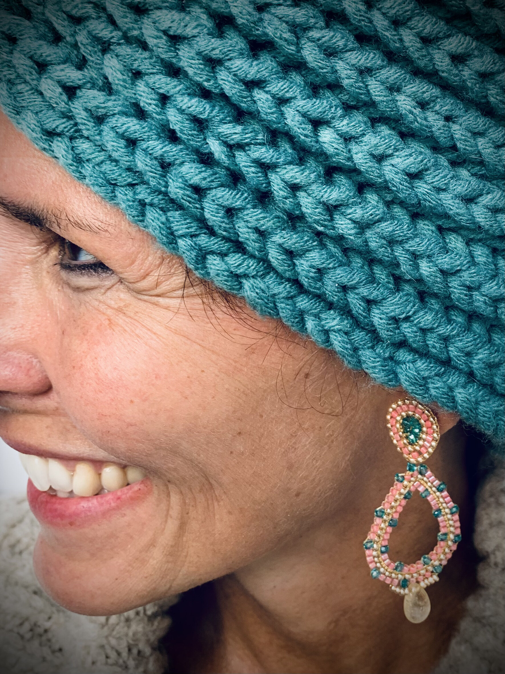 Handgemachte Frohlotte Ohrringe aus upgecyceltem Schmuck, einzigartiges Design, nachhaltig produziert.