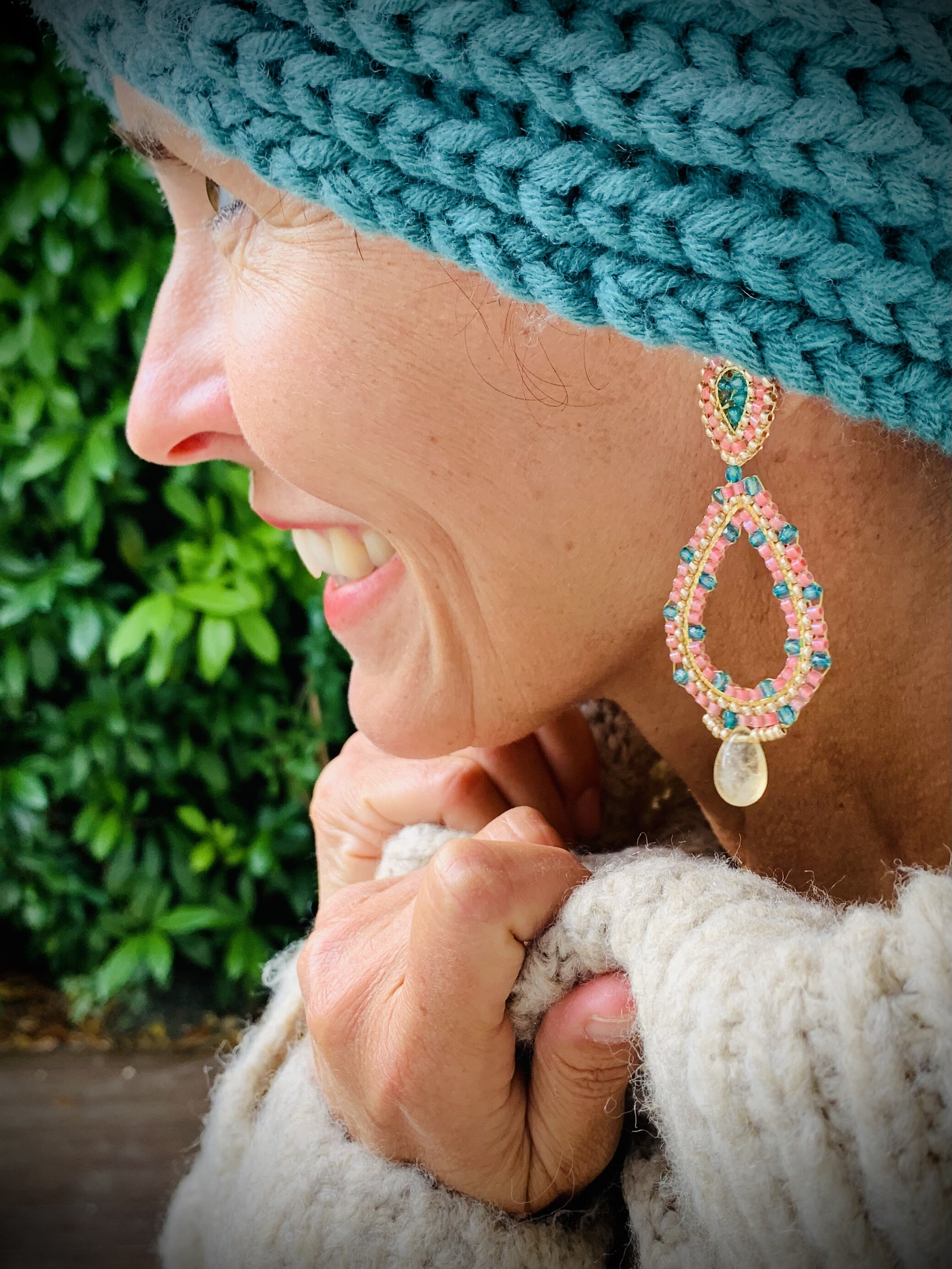 Handgemachte Frohlotte Ohrringe aus upgecyceltem Schmuck, einzigartiges Design, nachhaltig produziert.