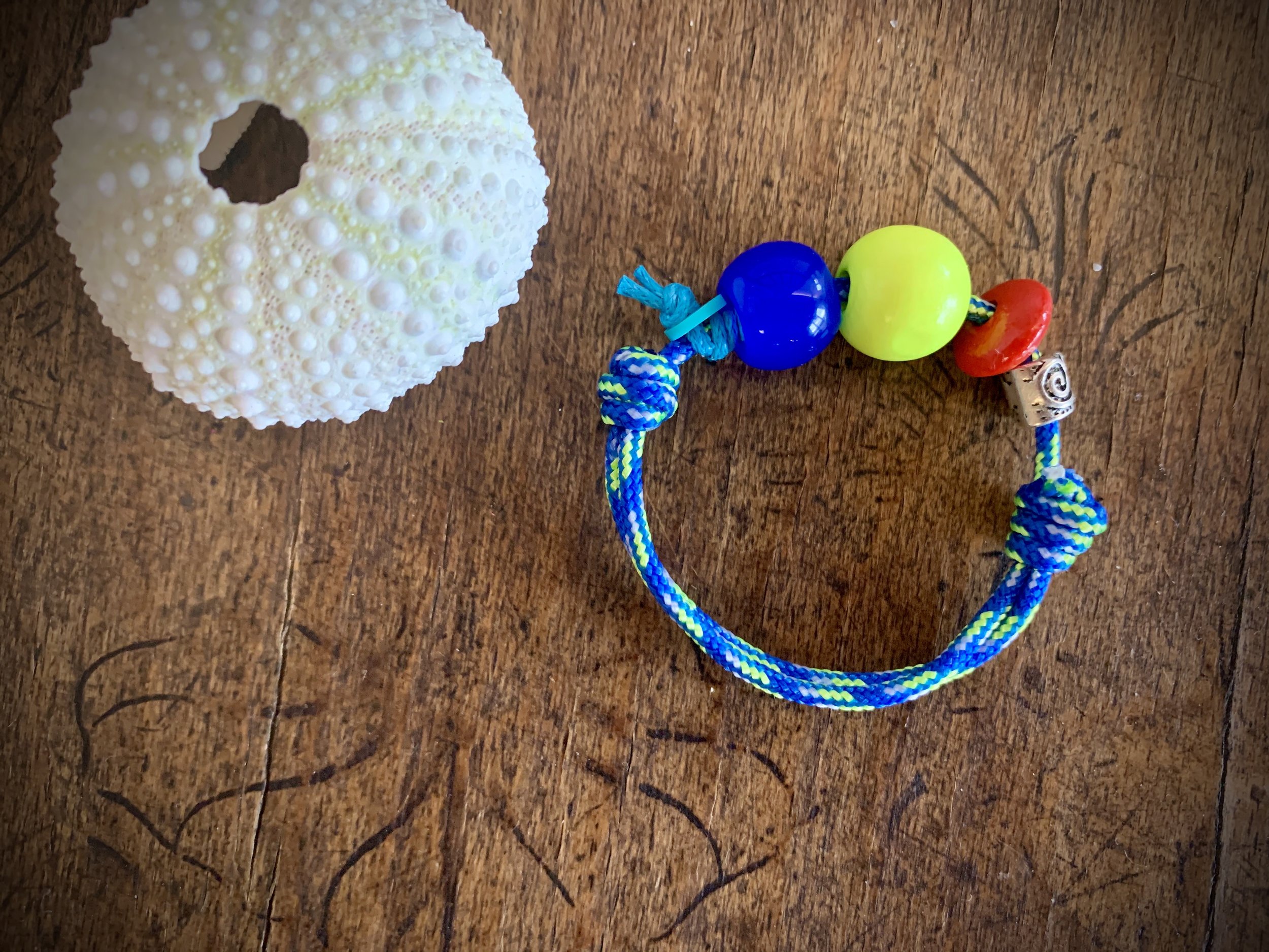  von frohlotte.com

Unter dem Motto: Klein, aber FROHO! gibt's bei FROHLOTTE nun auch Schmuck für Kinder. Der soll unkompliziert, belastbar und maximal bunt sein. So wie diese Beach Kids Armbänder, die sich sommers wie winters perfekt tragen lassen u