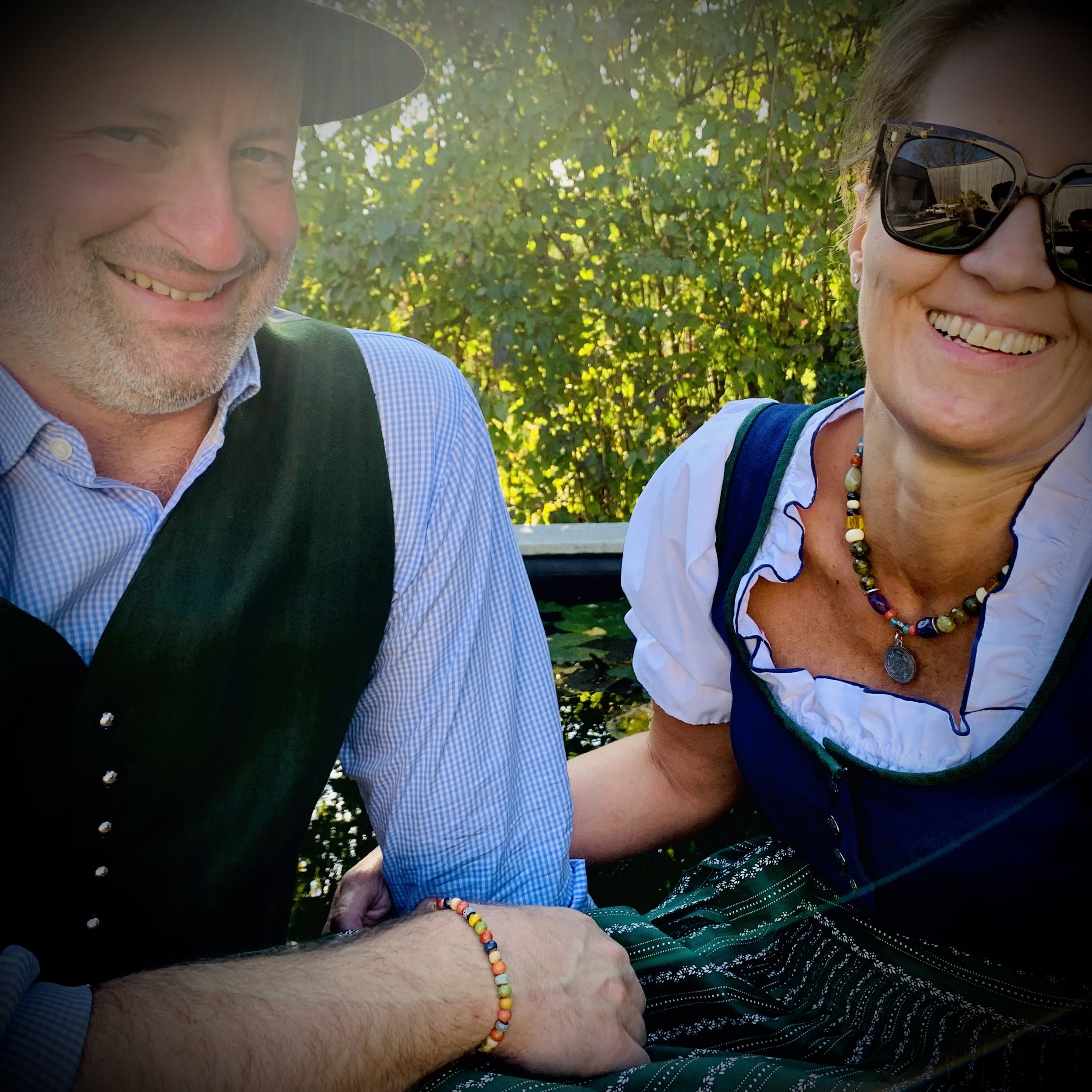 Handgemachtes Männerarmband aus recyceltem Modeschmuck, modernes Upcycling-Design für Männer.