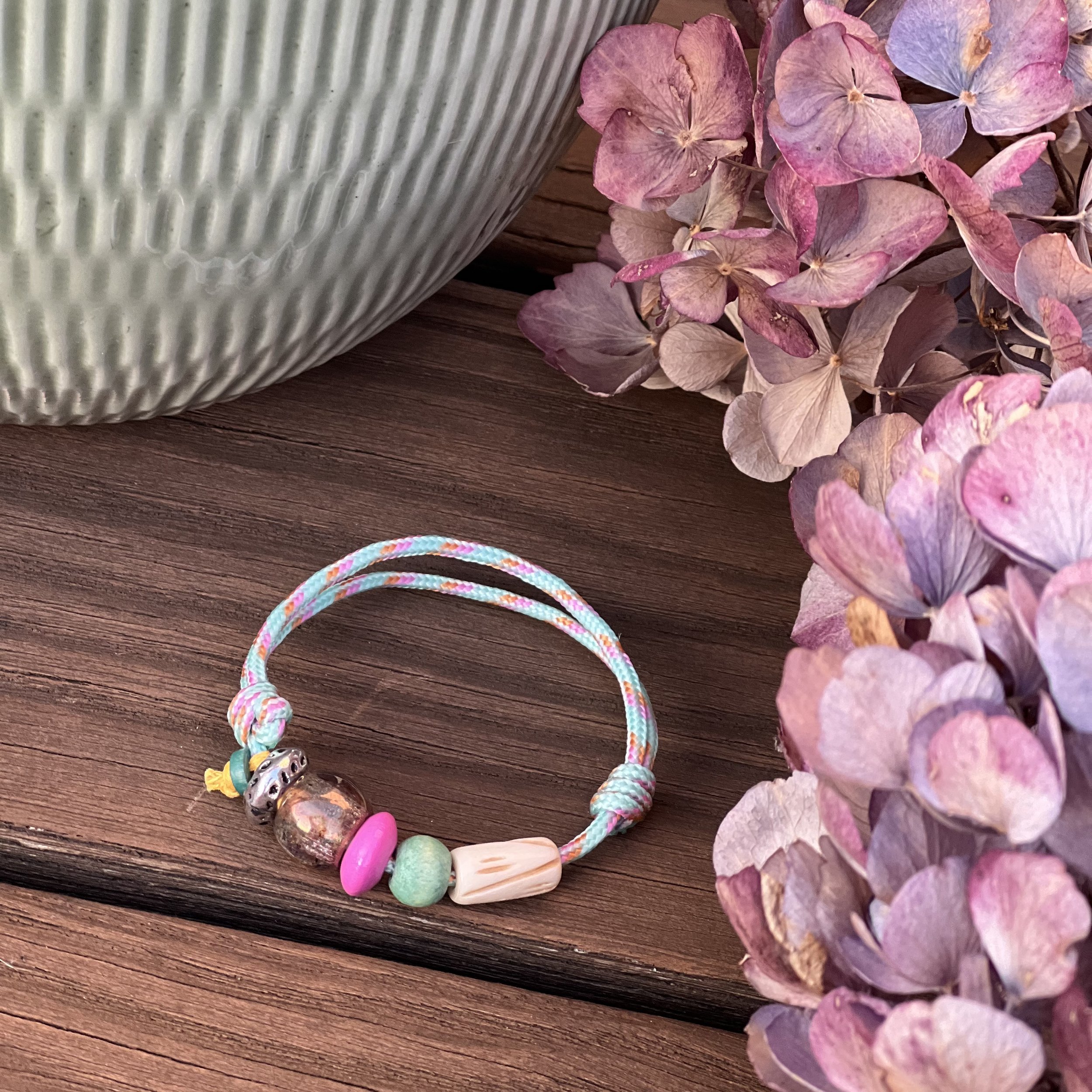 Handgemachtes, upgecycletes Armband aus Vintage-Perlen & Vintage-Steinen. Nachhaltig und einzigartig