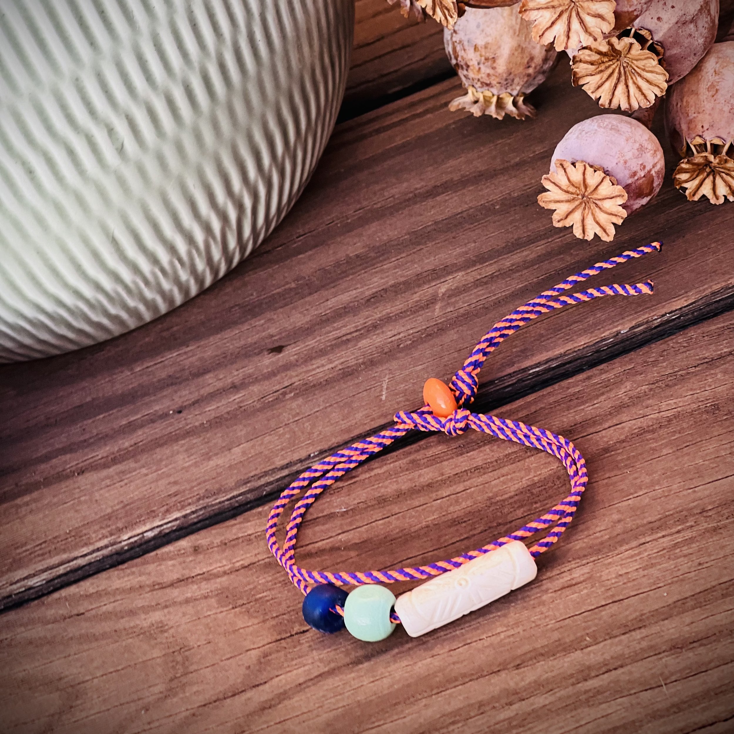 Upcycling-Armband aus Vintage-Materialien, nachhaltiges Design, geeignet für Männer und Frauen