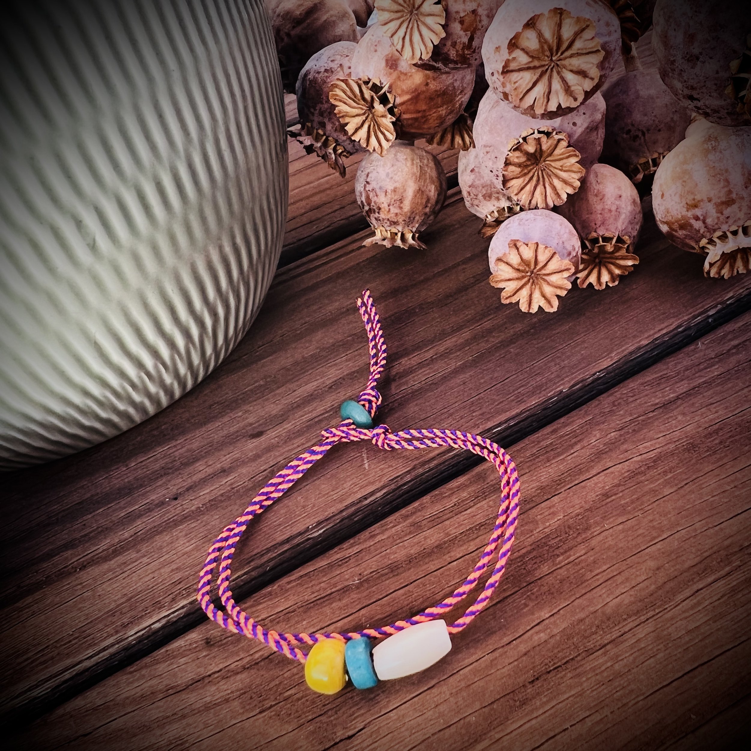 Upcycling-Armband aus Vintage-Materialien, nachhaltiges Design, geeignet für Männer und Frauen