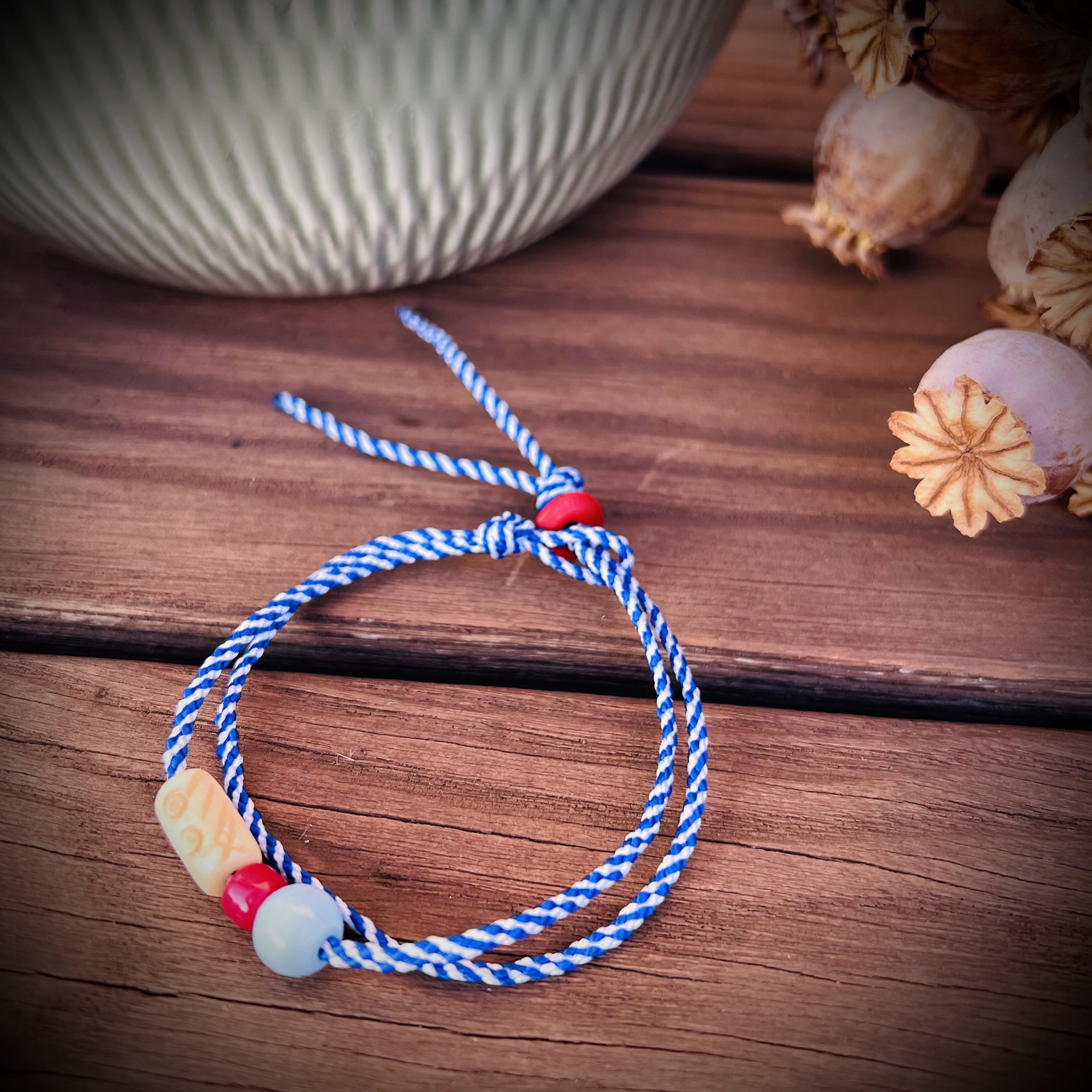 Upcycling-Armband aus Vintage-Materialien, nachhaltiges Design, geeignet für Männer und Frauen