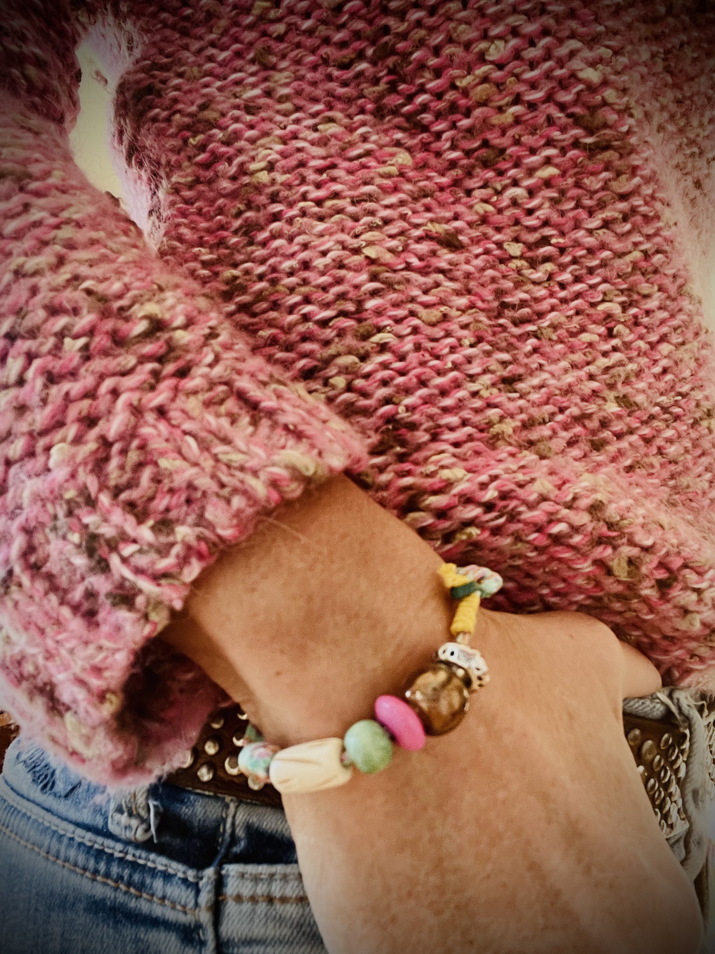 Handgemachtes, upgecycletes Armband aus Vintage-Perlen & Vintage-Steinen. Nachhaltig und einzigartig