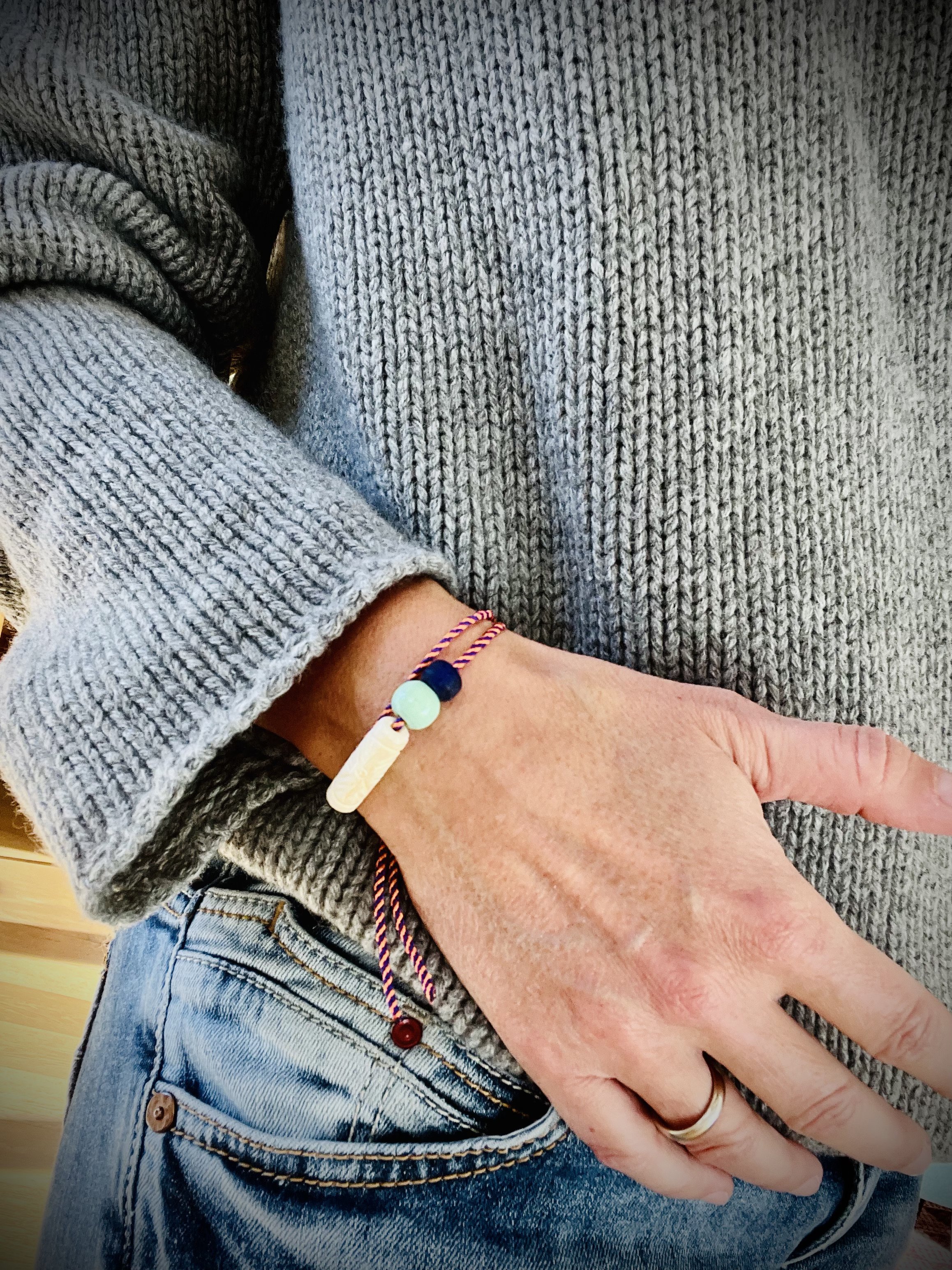Upcycling-Armband aus Vintage-Materialien, nachhaltiges Design, geeignet für Männer und Frauen