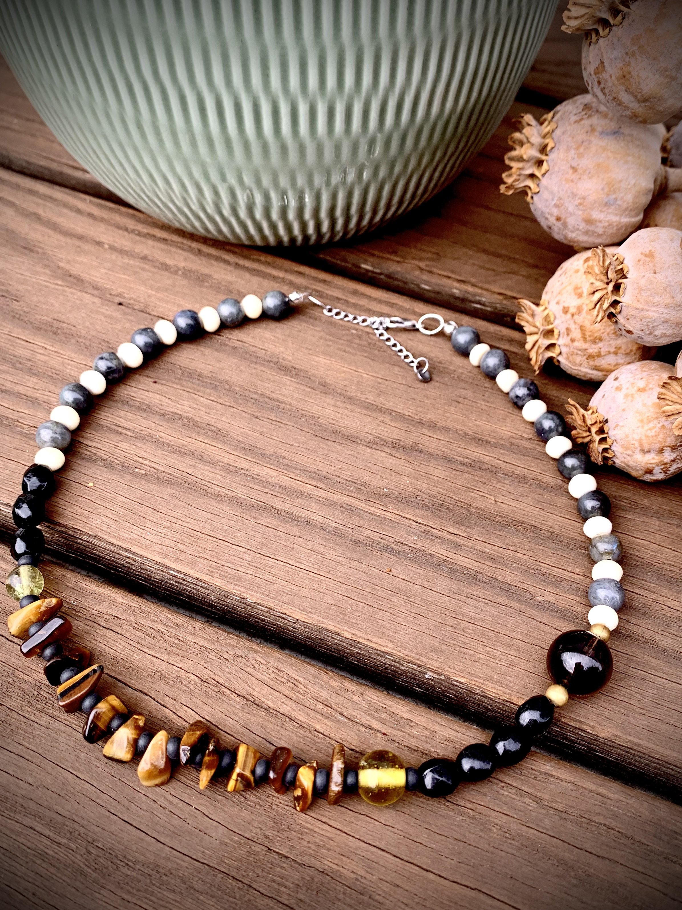 Handgemachte Kette aus upgecyceltem Schmuck, individuell designt, nachhaltiges Modeaccessoire