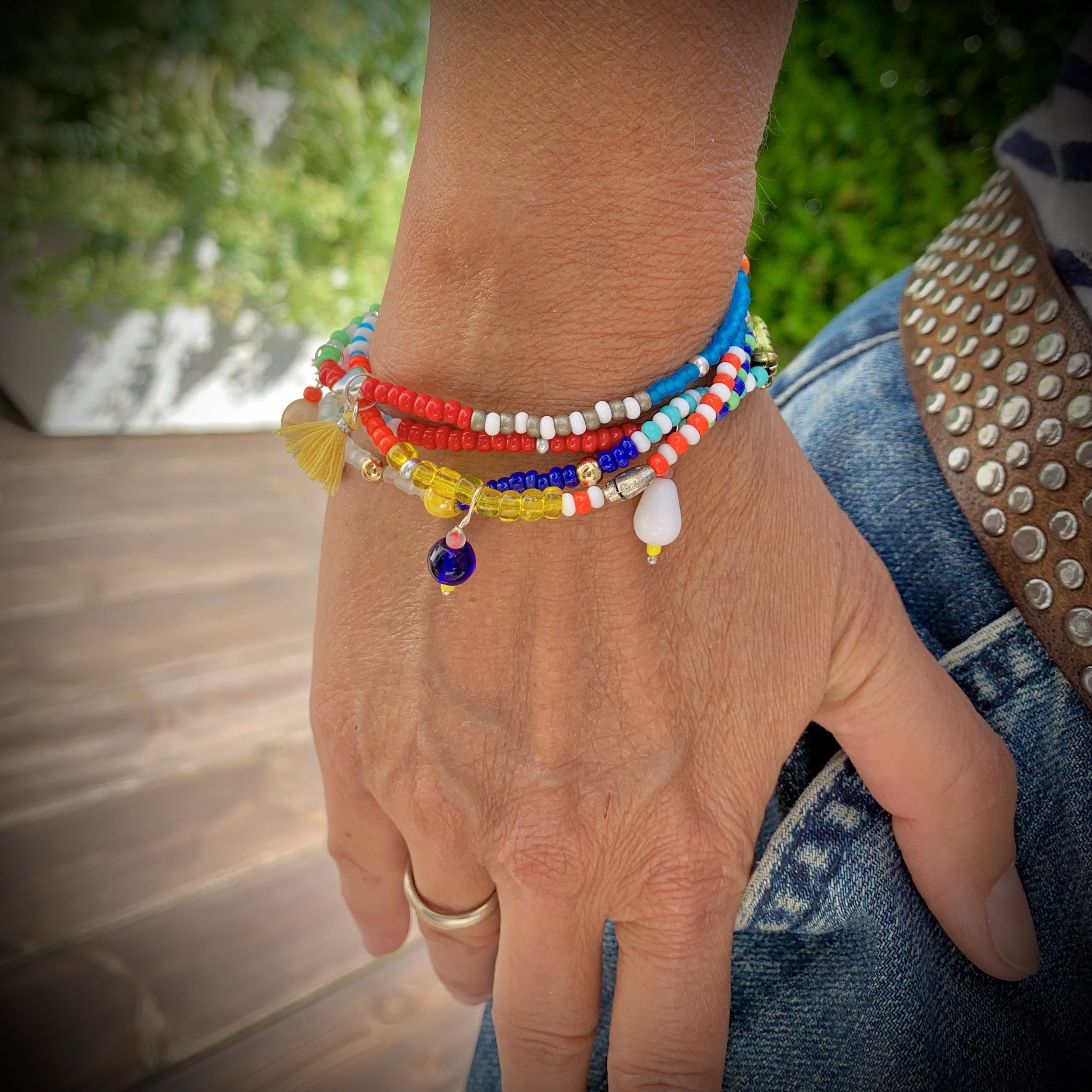 Handgemachtes, upgecycletes Armband aus Vintage-Perlen & Vintage-Steinen. Nachhaltig und einzigartig
