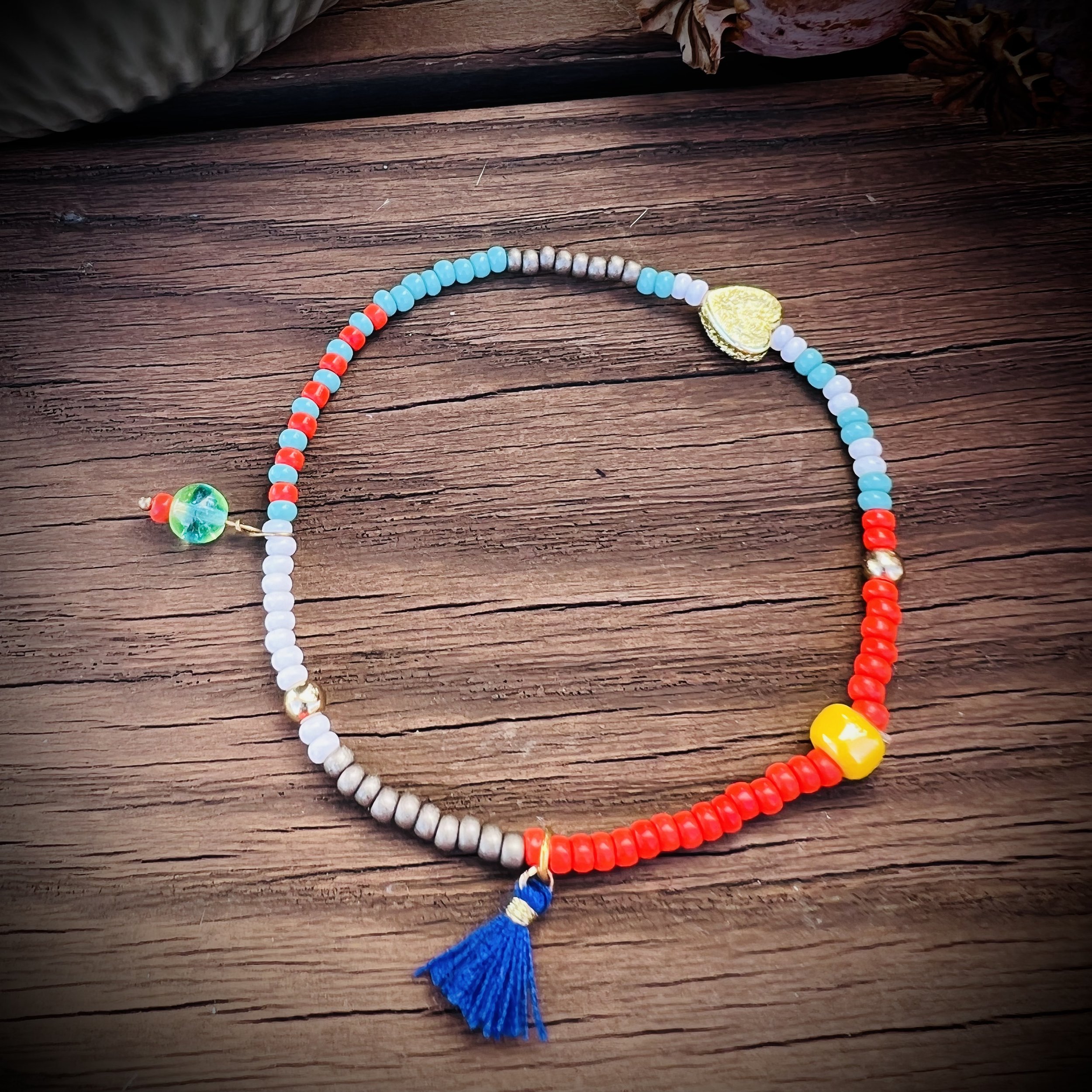 Handgemachtes, upgecycletes Armband aus Vintage-Perlen & Vintage-Steinen. Nachhaltig und einzigartig