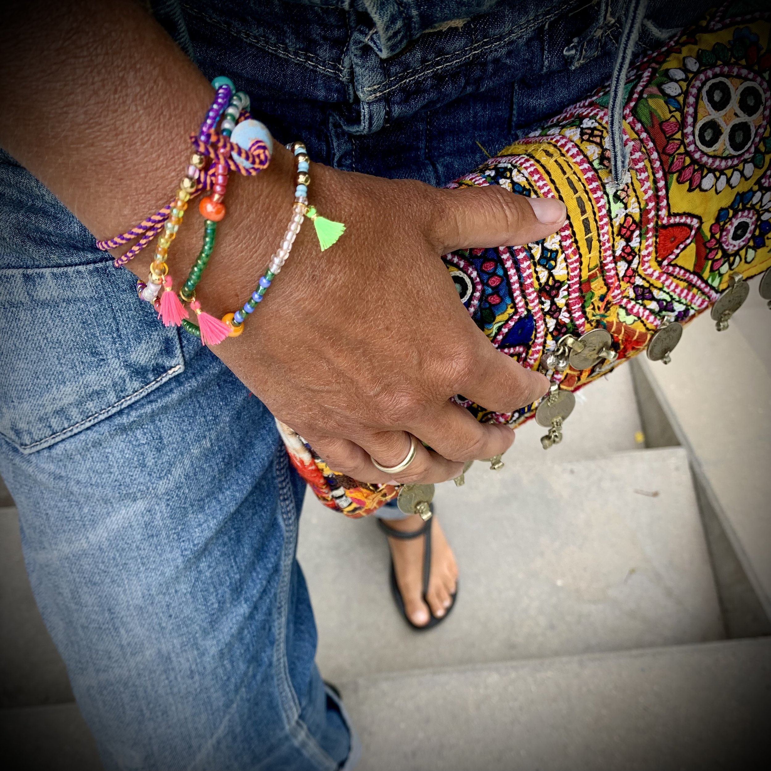 Handgemachtes, upgecycletes Armband aus Vintage-Perlen & Vintage-Steinen. Nachhaltig und einzigartig