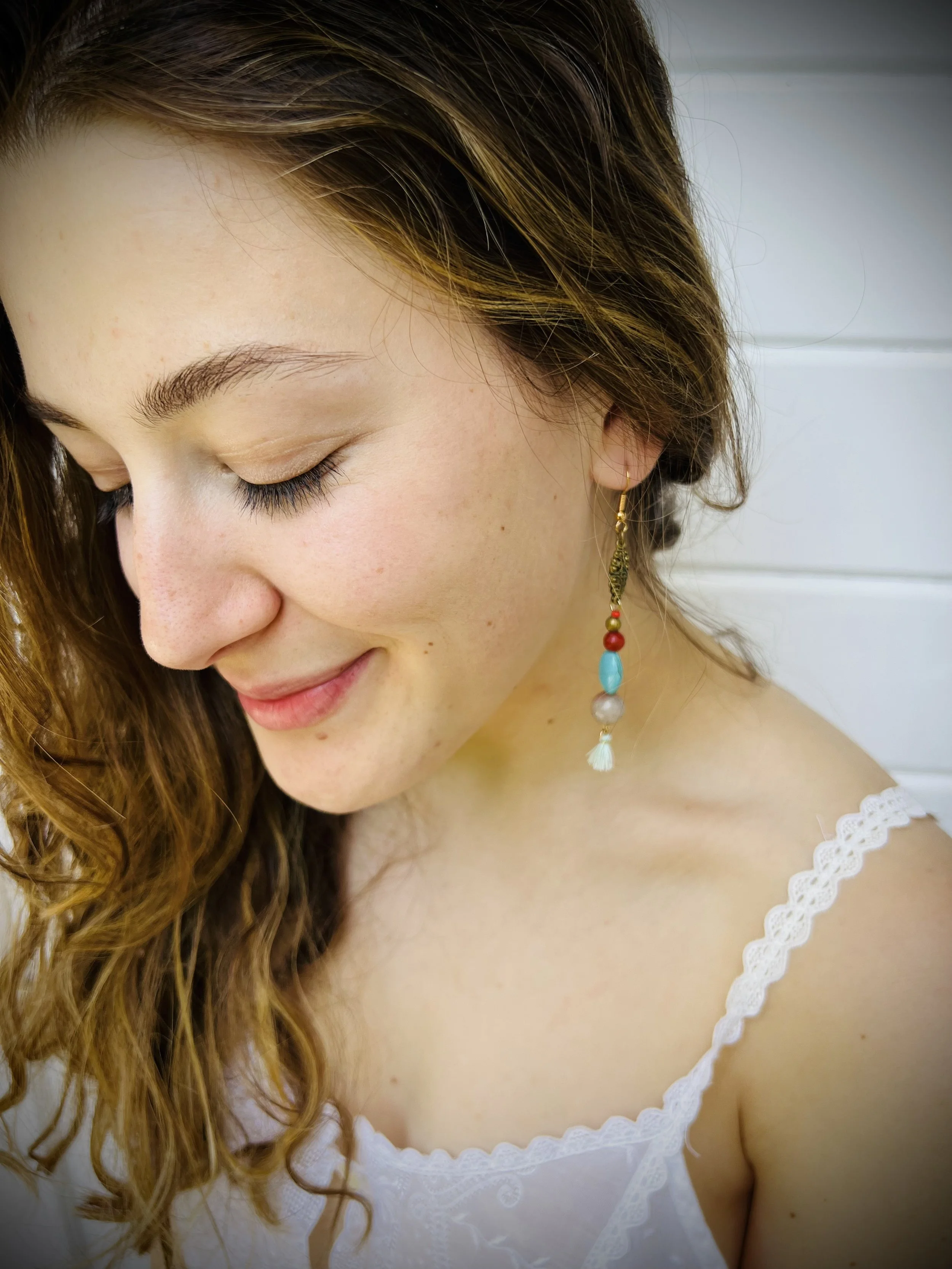 Handgemachte Frohlotte Ohrringe aus upgecyceltem Schmuck, einzigartiges Design, nachhaltig produziert.