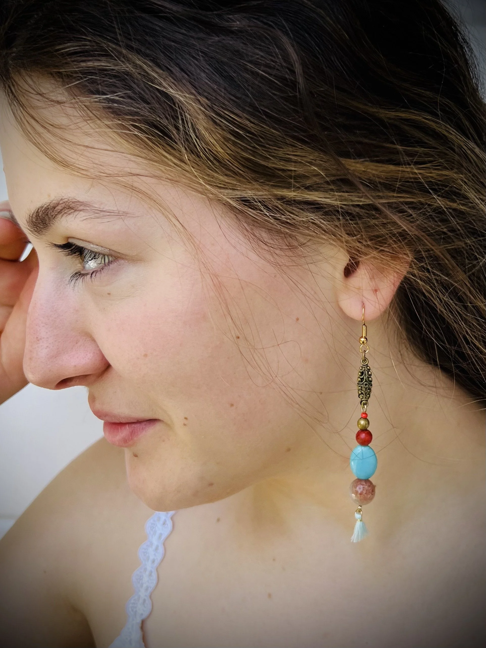 Handgemachte Frohlotte Ohrringe aus upgecyceltem Schmuck, einzigartiges Design, nachhaltig produziert.