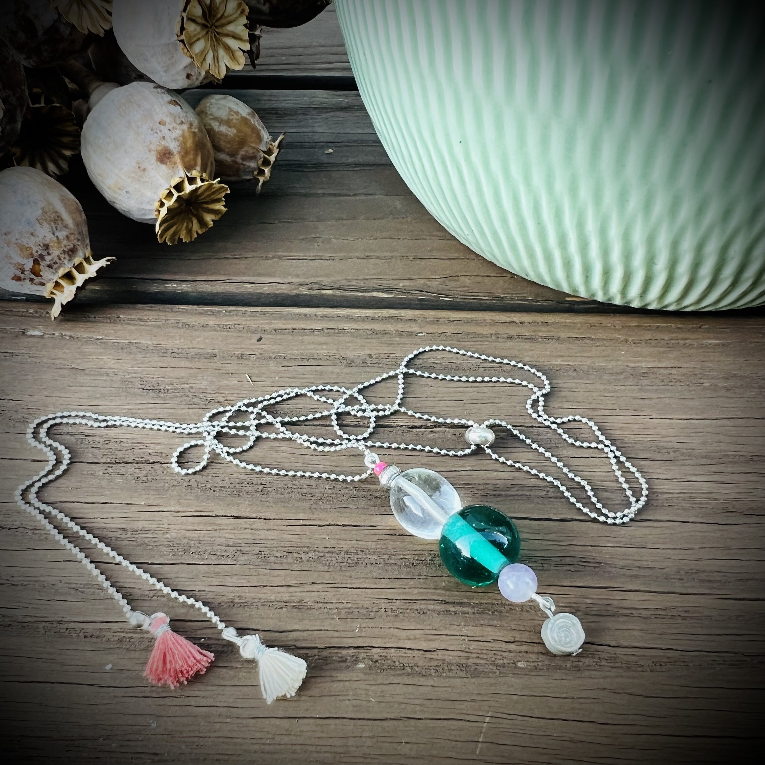 Handgemachte Kette aus upgecyceltem Schmuck, individuell designt, nachhaltiges Modeaccessoire