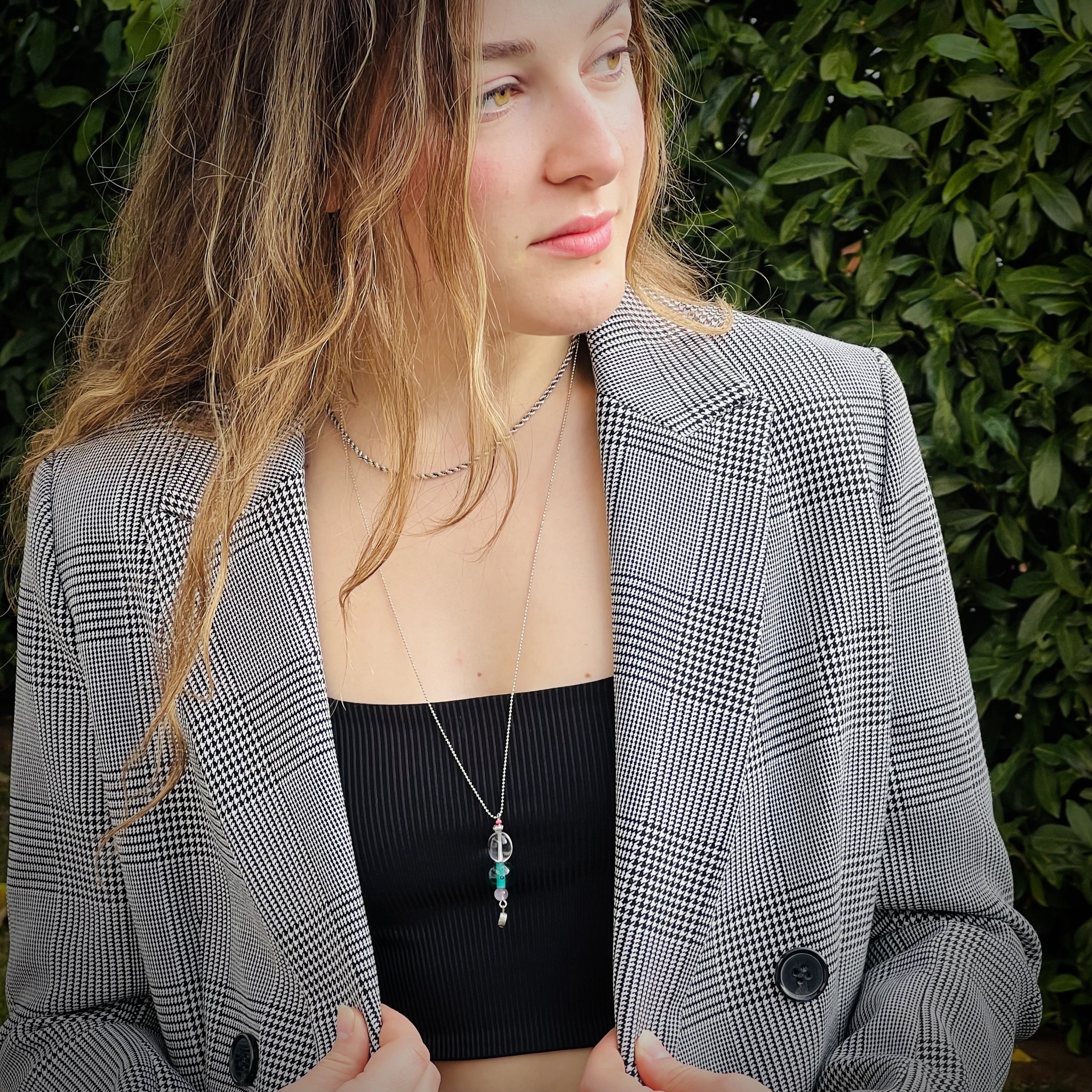 Handgemachte Kette aus upgecyceltem Schmuck, individuell designt, nachhaltiges Modeaccessoire