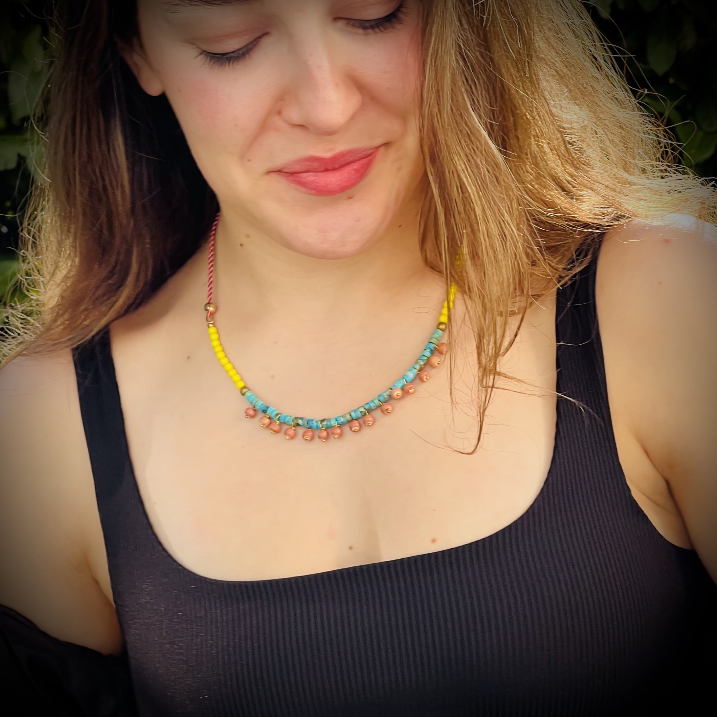Handgemachte Kette aus upgecyceltem Schmuck, individuell designt, nachhaltiges Modeaccessoire