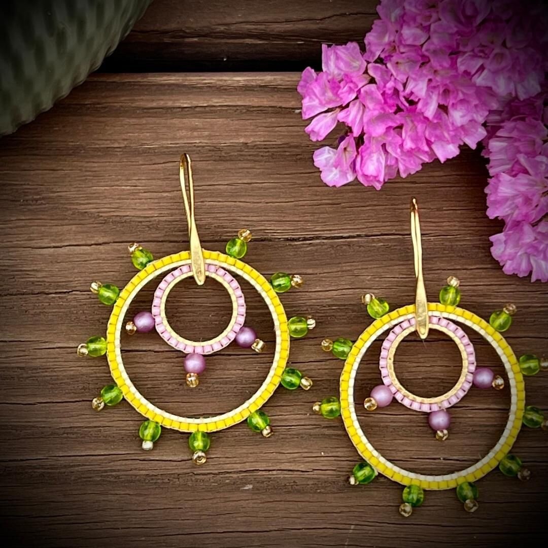 &quot;Eleni&quot; earrings are big, small, round or square - but always colorful and delicate. Made of repurposed beads from old necklaces and bracelets, combined to Japanese miyuki beads. Handmade by Frohlotte in Austria.

Die &quot;Eleni&quot; Koll