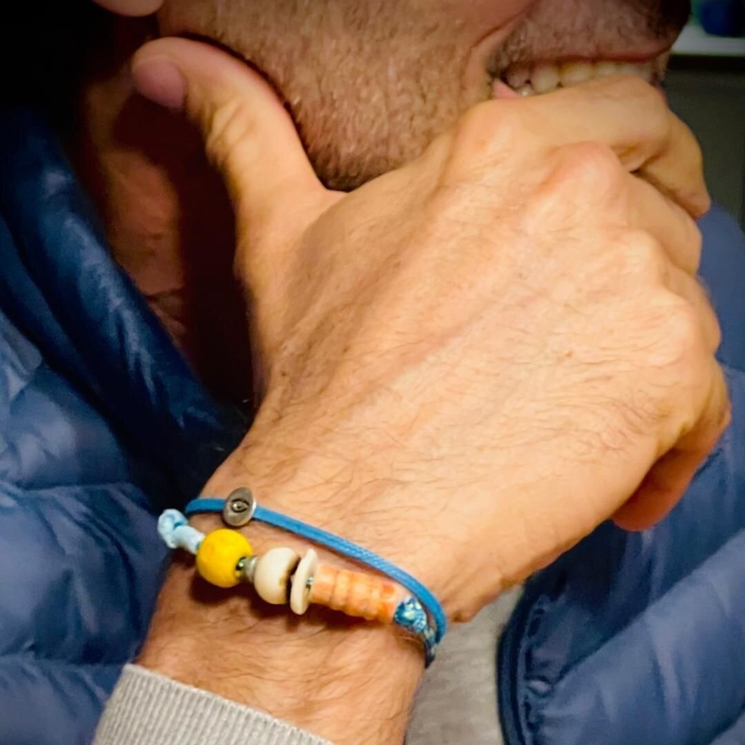 It's so cool seeing FROHLOTTE products on my dear customers after a while ... Justin got this bracelet made of upcycled beads two years ago. The color faded, but still looks awesome on his surfer boy wrist. 

Ist das nicht cool, seine eigenen Produkt
