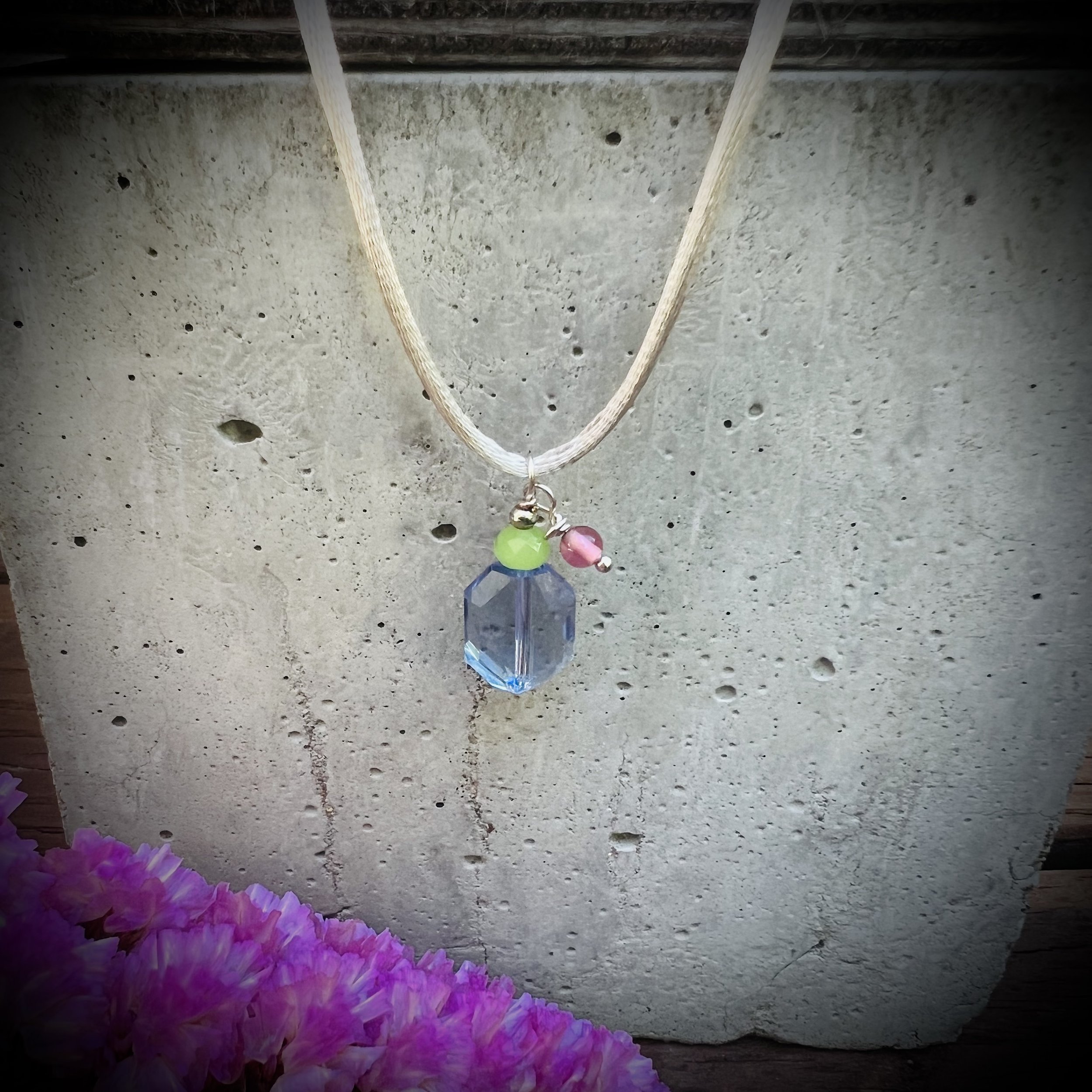 Handgemachte Kette aus upgecyceltem Schmuck, individuell designt, nachhaltiges Modeaccessoire