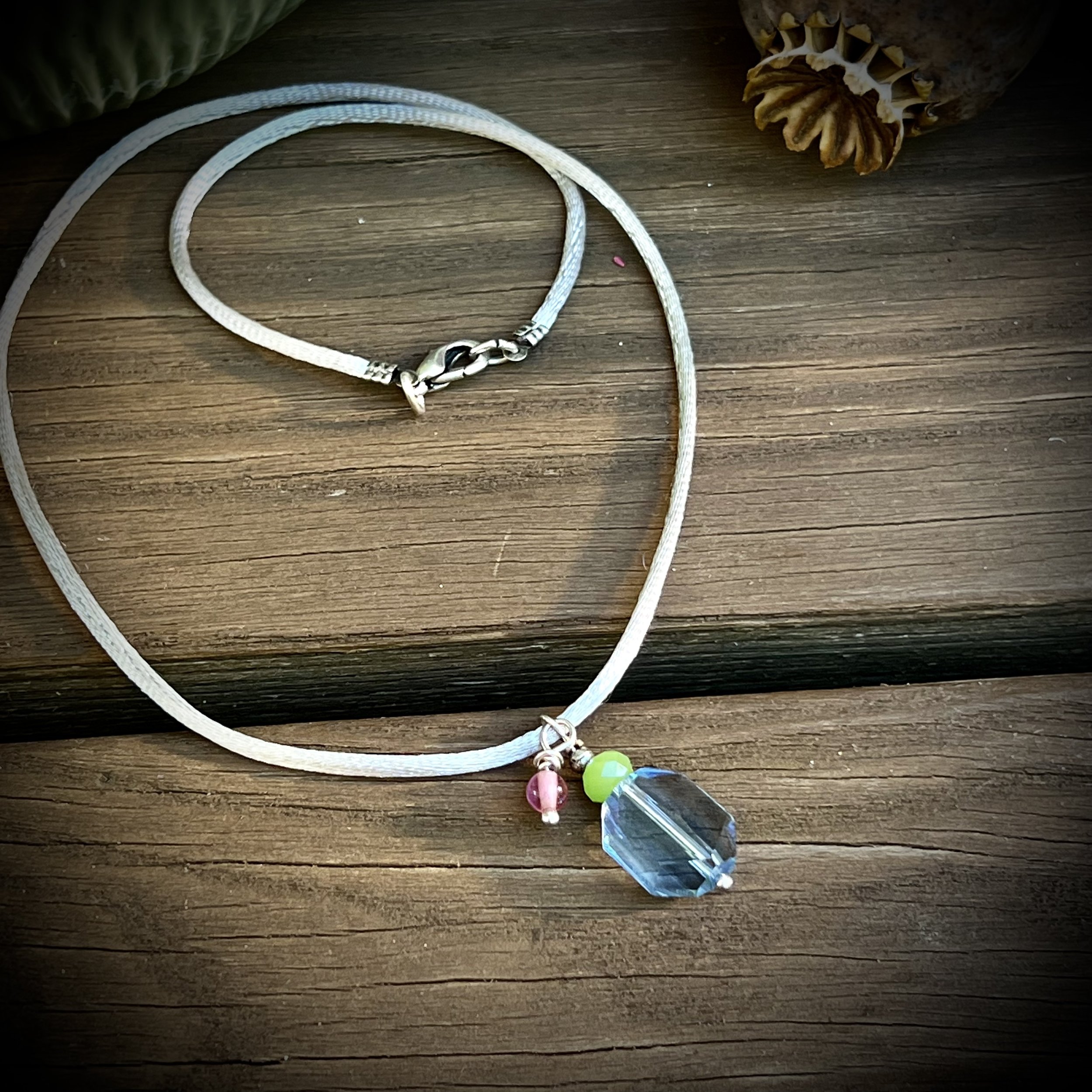 Handgemachte Kette aus upgecyceltem Schmuck, individuell designt, nachhaltiges Modeaccessoire