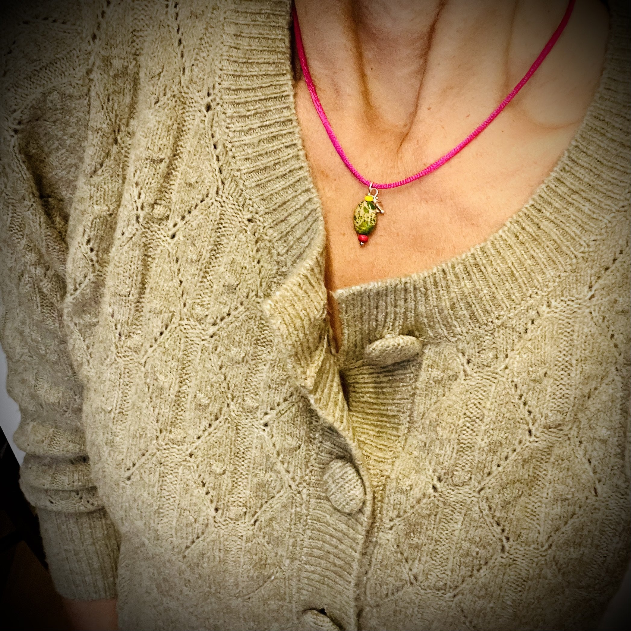 Handgemachte Kette aus upgecyceltem Schmuck, individuell designt, nachhaltiges Modeaccessoire