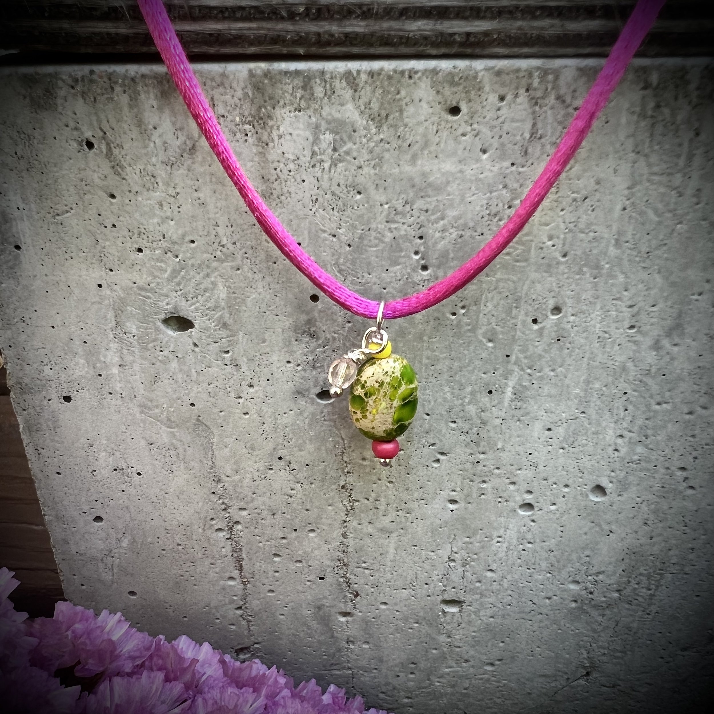 Handgemachte Kette aus upgecyceltem Schmuck, individuell designt, nachhaltiges Modeaccessoire