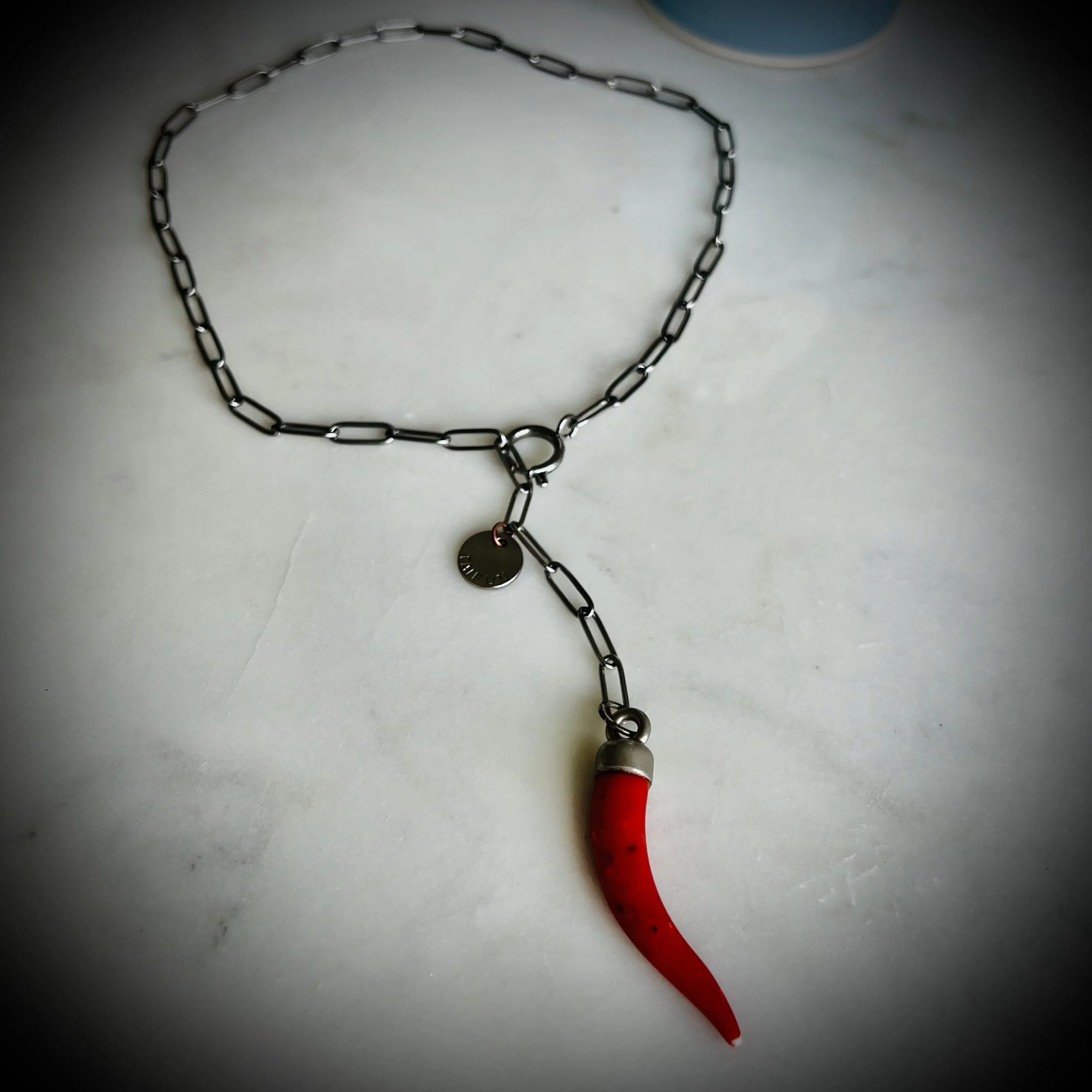 Handgemachte Kette aus upgecyceltem Schmuck, individuell designt, nachhaltiges Modeaccessoire