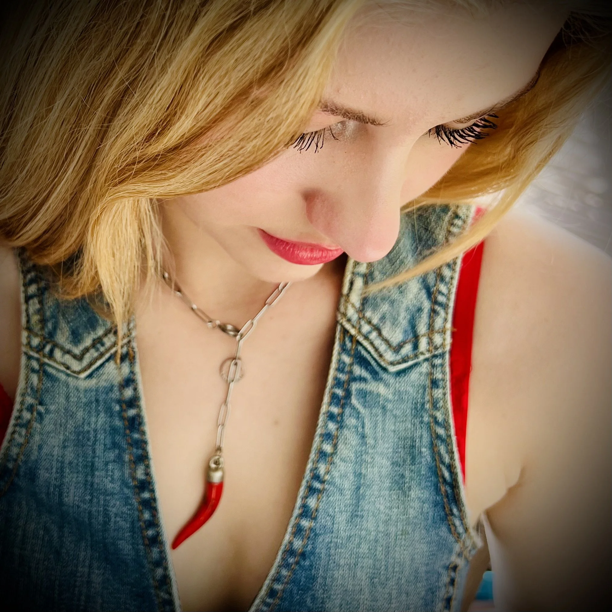 Handgemachte Kette aus upgecyceltem Schmuck, individuell designt, nachhaltiges Modeaccessoire