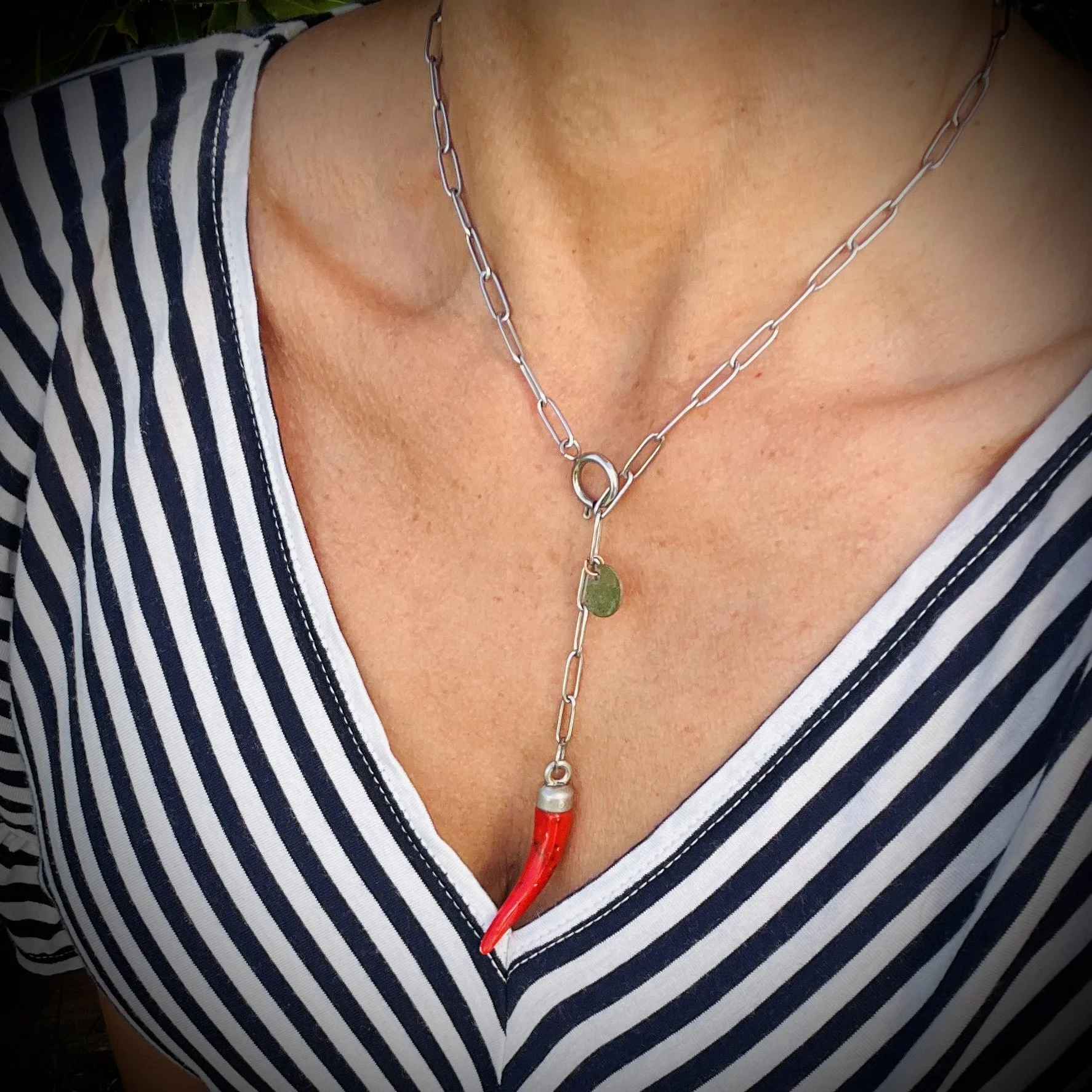 Handgemachte Kette aus upgecyceltem Schmuck, individuell designt, nachhaltiges Modeaccessoire