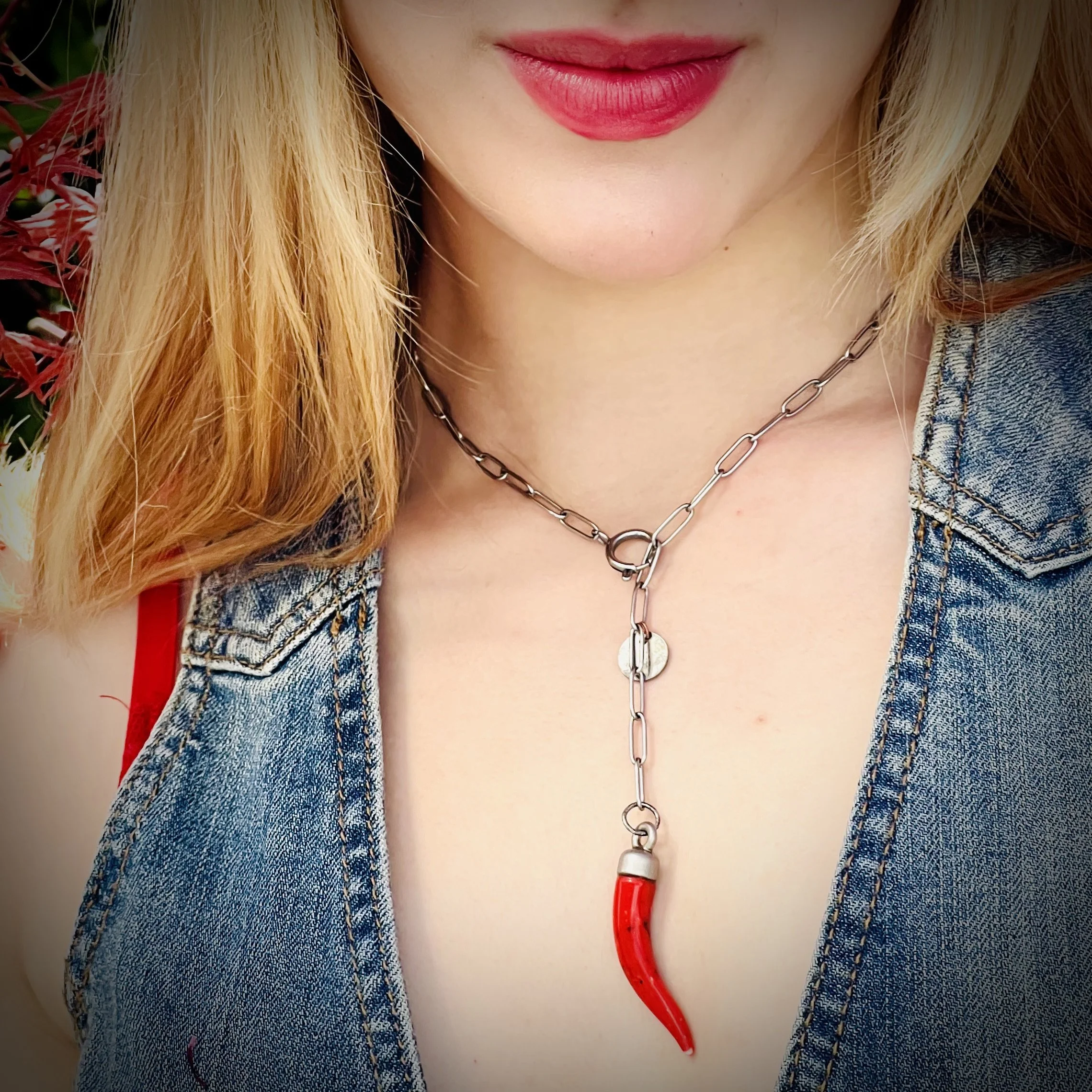 Handgemachte Kette aus upgecyceltem Schmuck, individuell designt, nachhaltiges Modeaccessoire