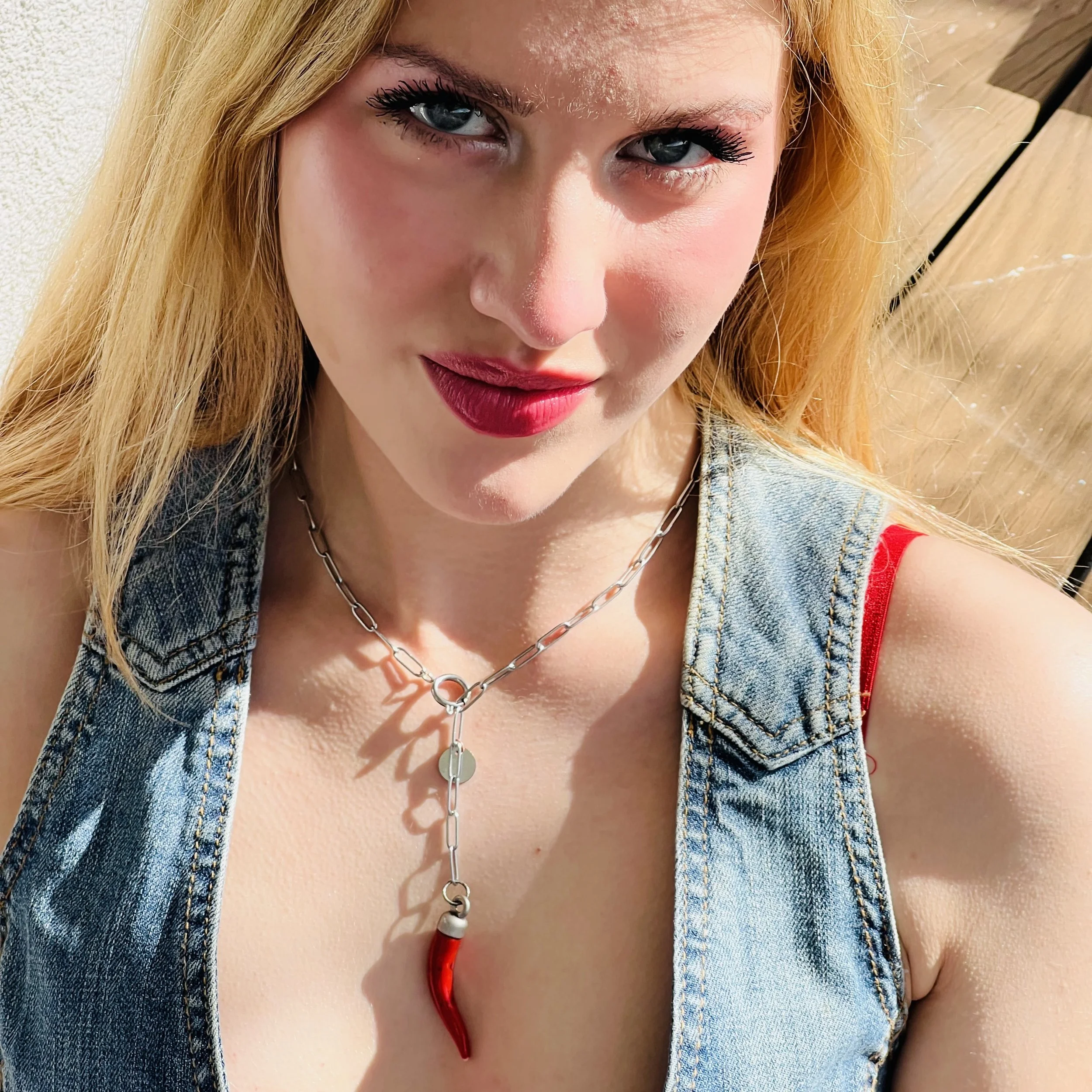 Handgemachte Kette aus upgecyceltem Schmuck, individuell designt, nachhaltiges Modeaccessoire