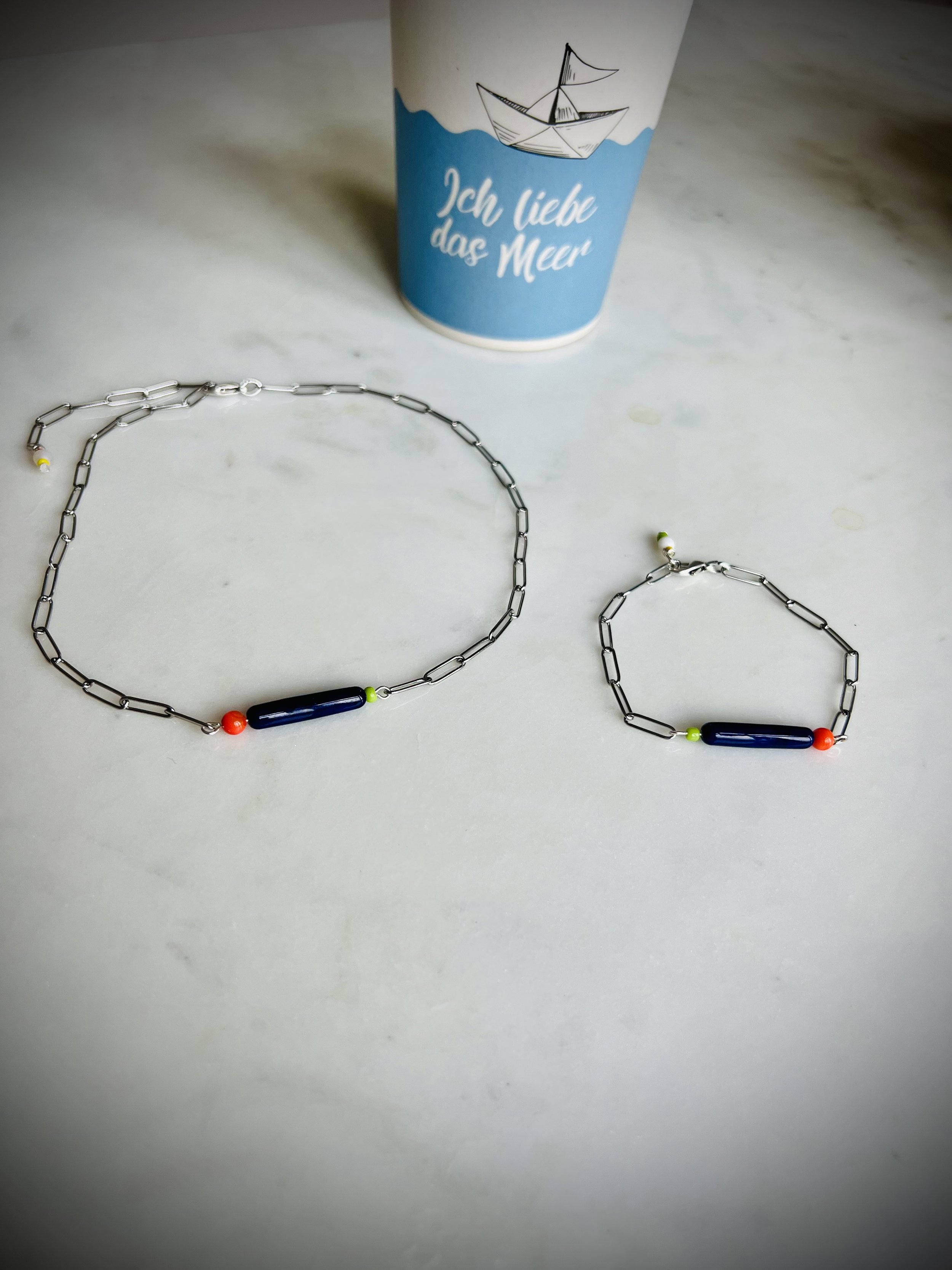 Handgemachte Kette aus upgecyceltem Schmuck, individuell designt, nachhaltiges Modeaccessoire