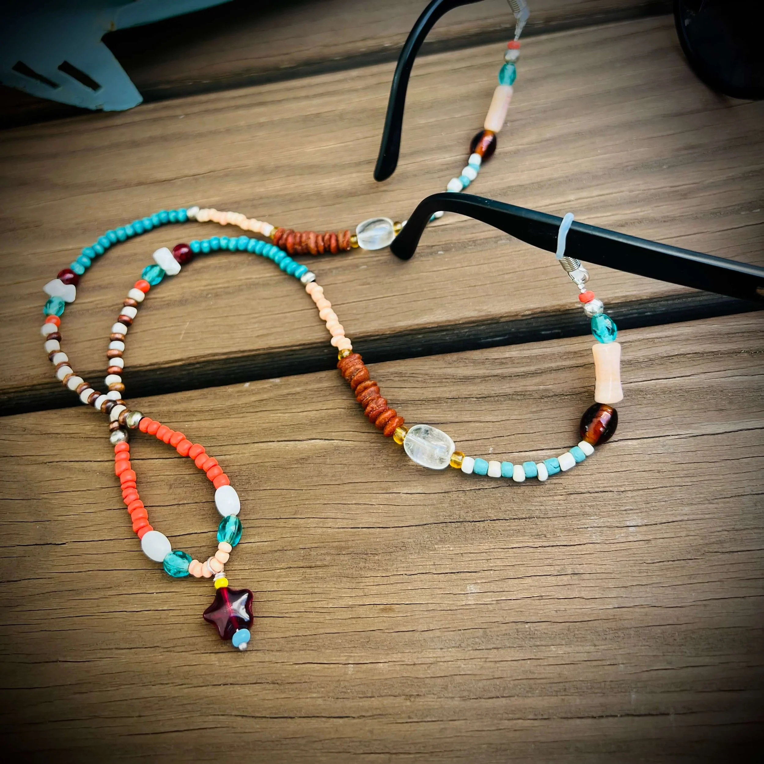 frohlotte-brillenketten-frauen-bunte britta-upgecycleter schmuck5.jpeg