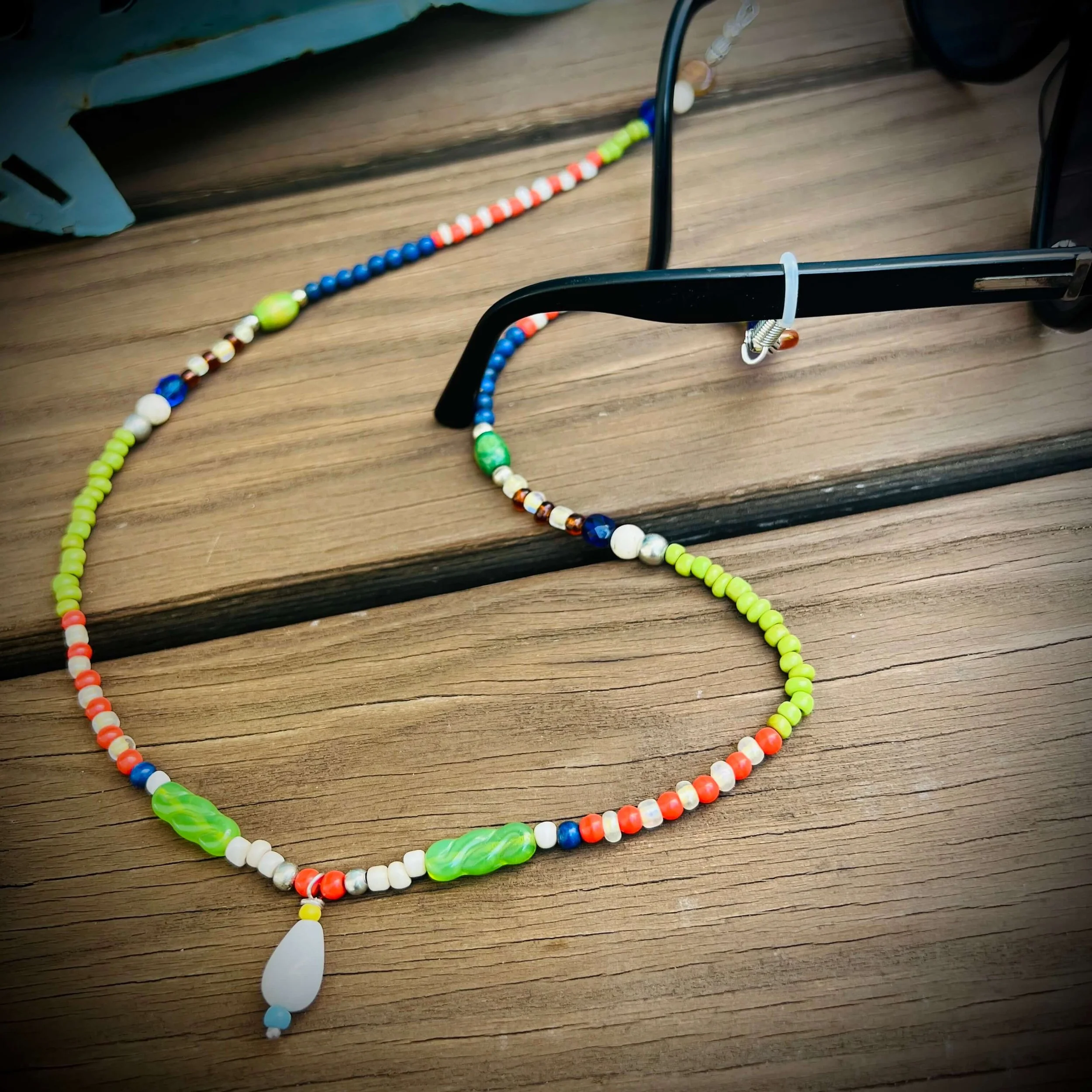 frohlotte-brillenketten-frauen-bunte britta-upgecycleter schmuck6.jpeg