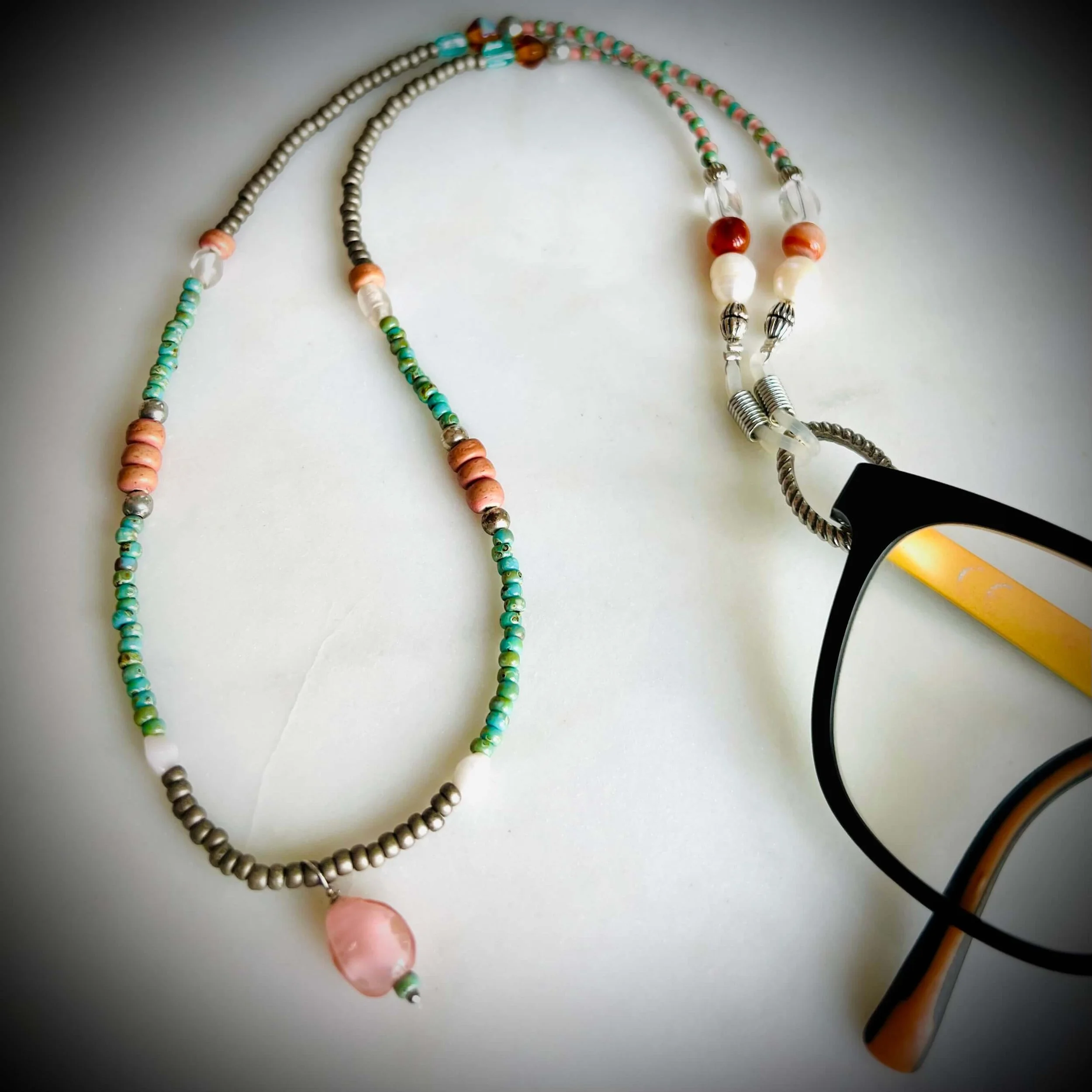 frohlotte-brillenketten-frauen-bunte britta-upgecycleter schmuck12.jpeg