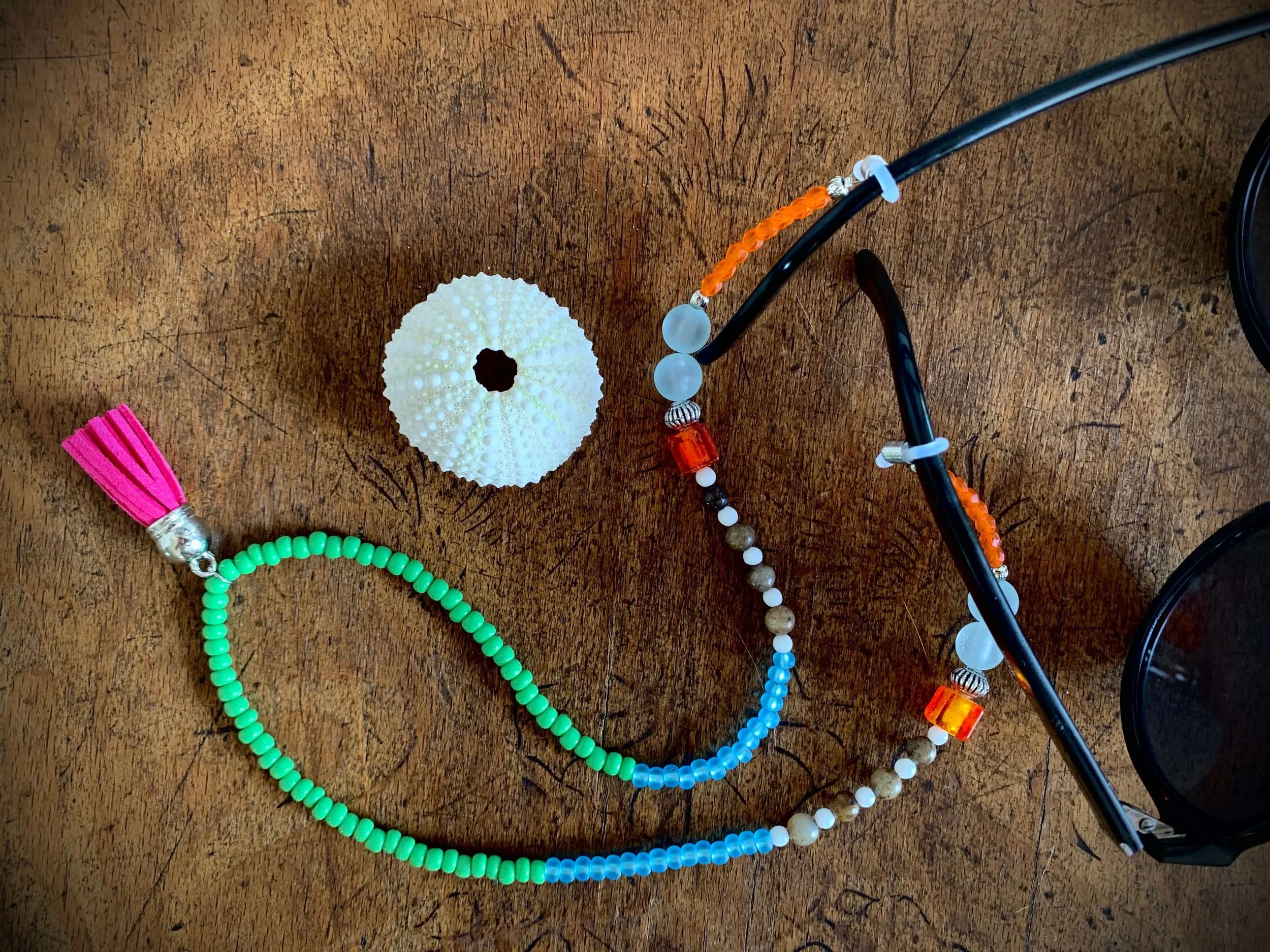 frohlotte-brillenketten-frauen-bunte britta-upgecycleter schmuck24.jpeg