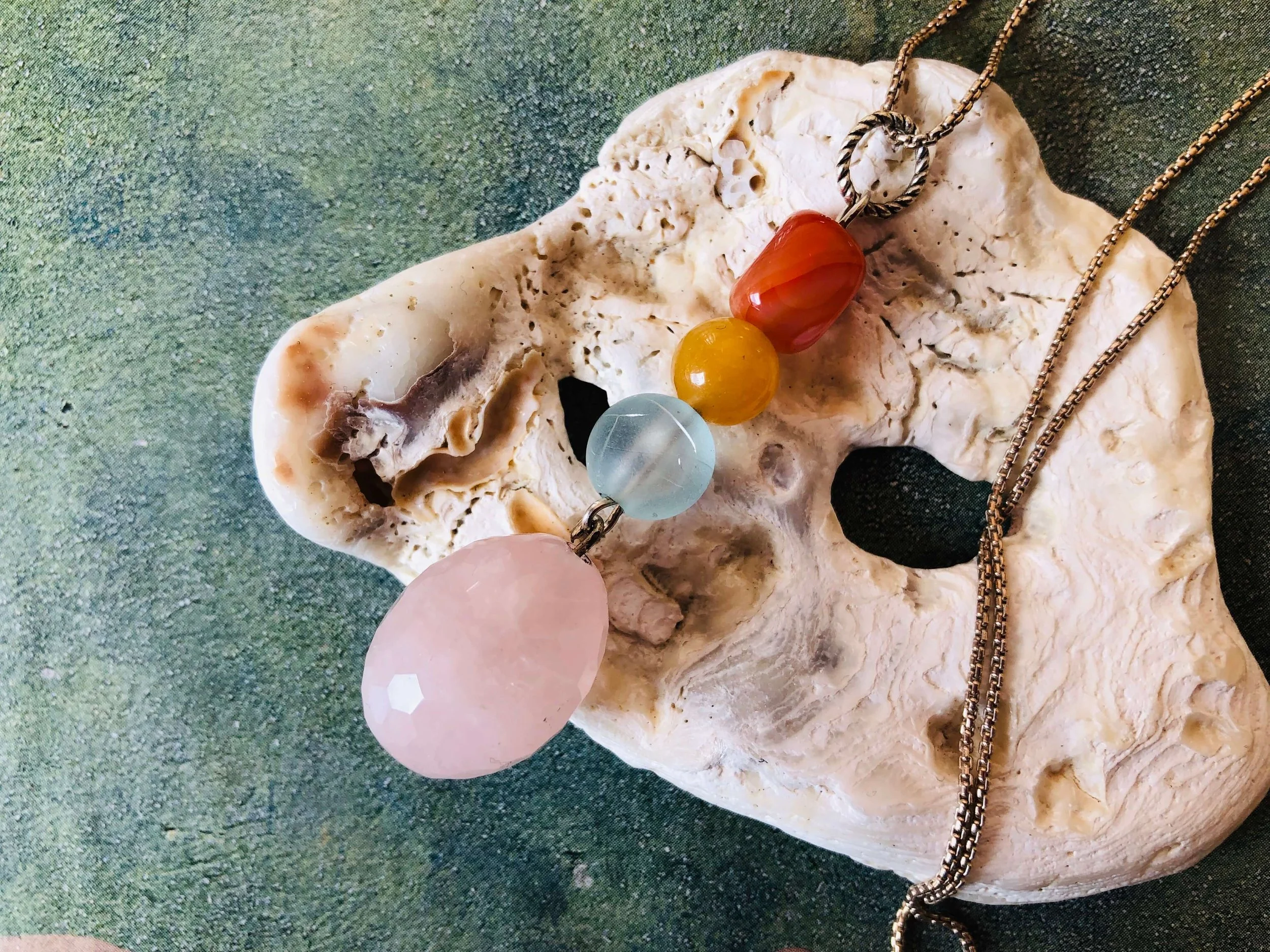 frohlotte-kette-bunte anhaenger-upgecycleter schmuck24.jpeg