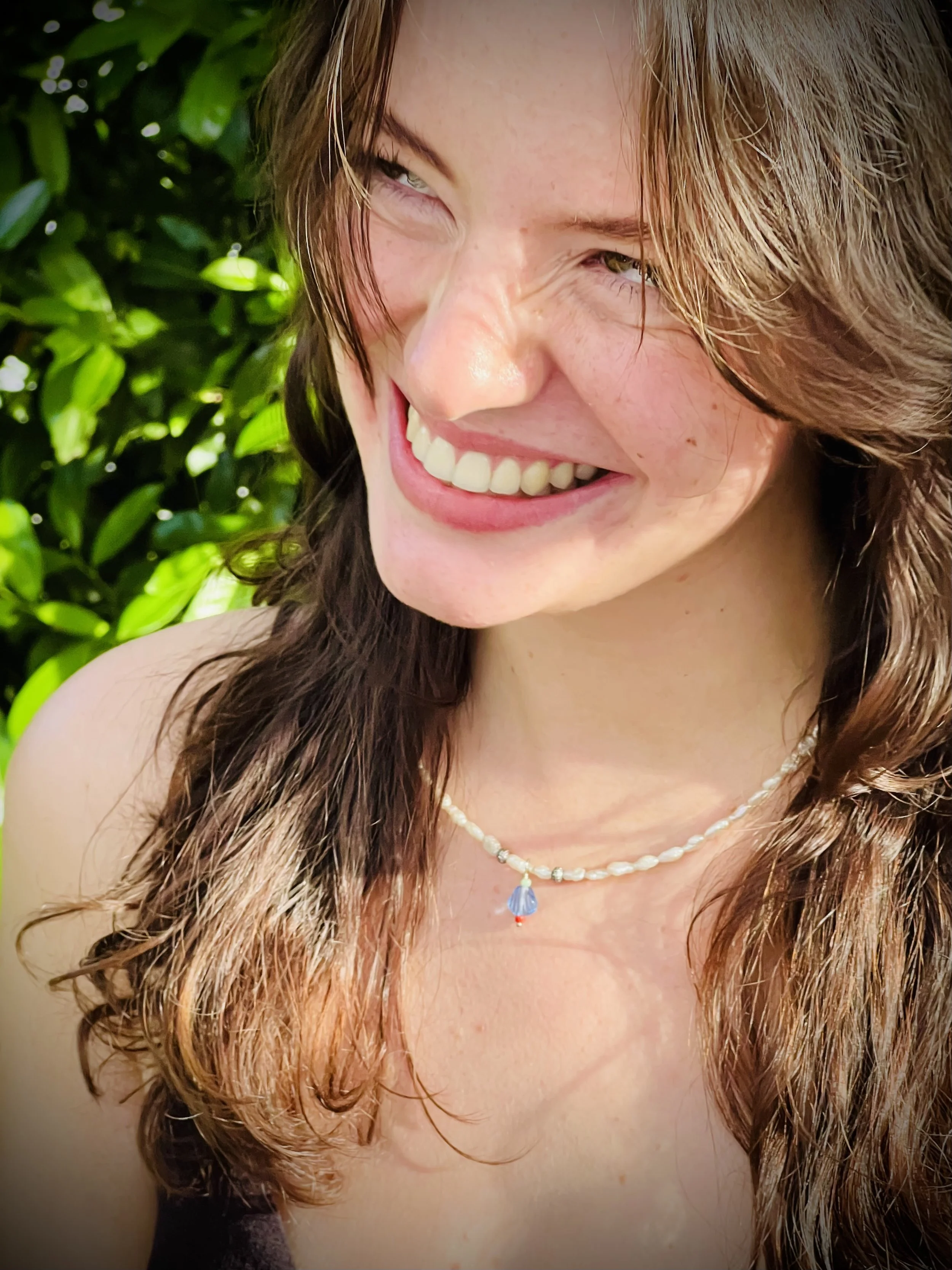 frohlotte-kette-süsswasserperlen-blauer-glasanhänger.jpeg