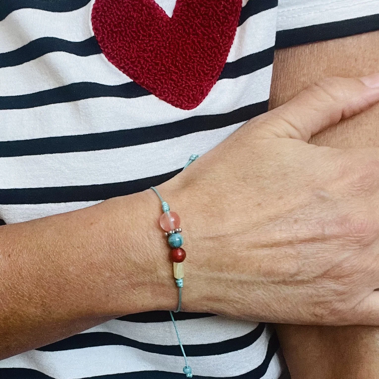 frohlotte-armband-blaue-kordel-koralle-rosenquarz.jpeg