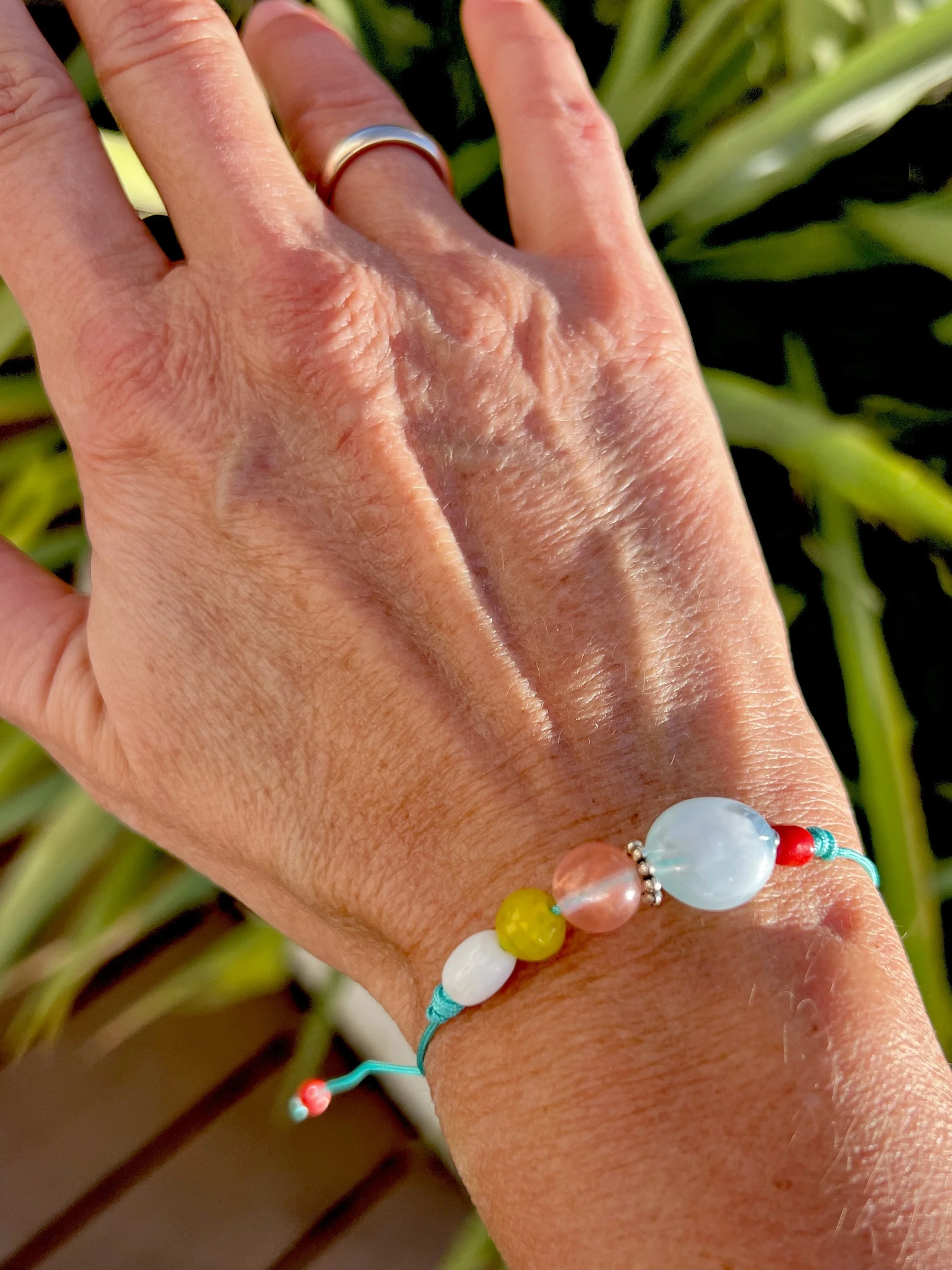 frohlotte-armband-blaue-kordel-bunte-perlen.jpeg
